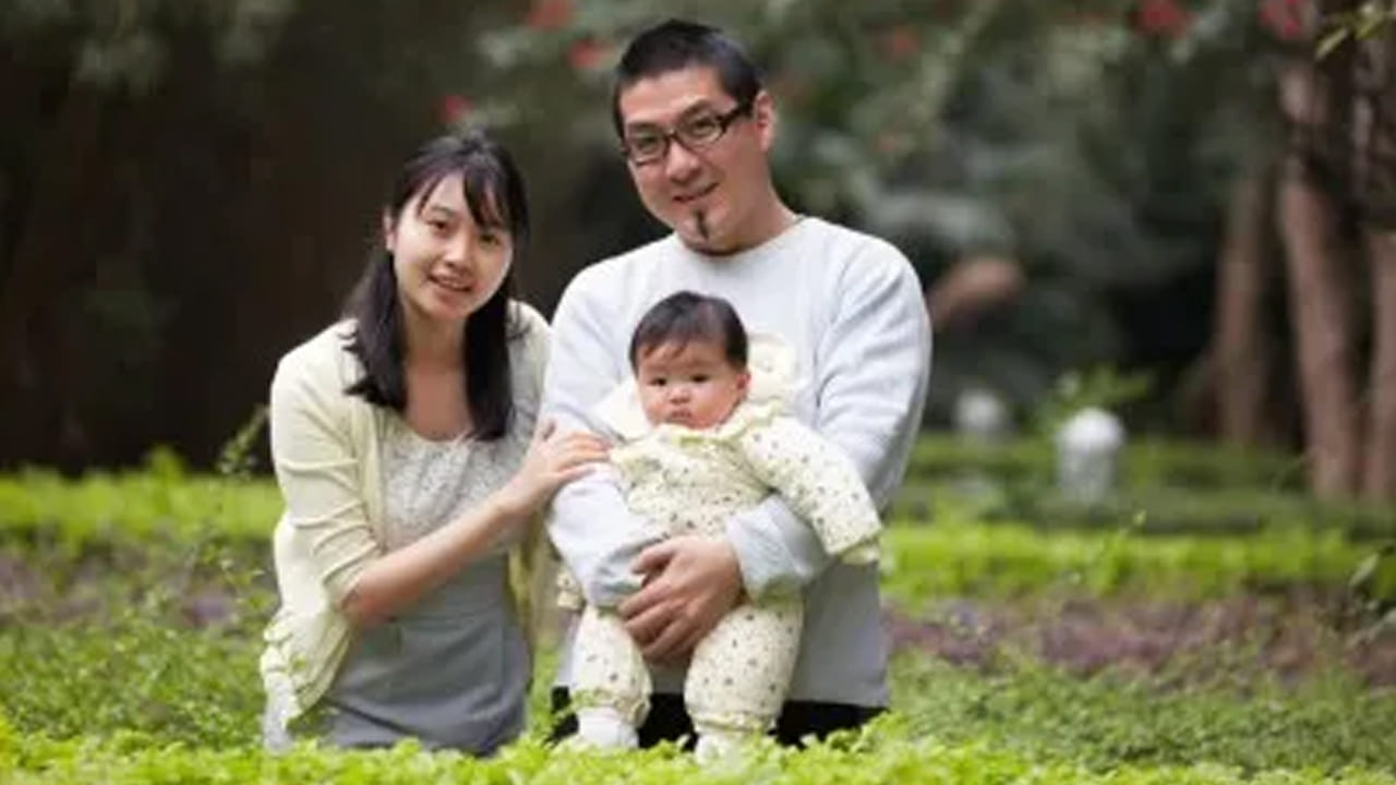 ఈ మధ్య కాలంలో దంపతులు ఒక్క సంతానం వైపే ఎక్కువ మొగ్గుచూపుతున్నారు. ఇద్దరు లేదా ఒక్క సంతానమే మంచిదనుకుంటున్నారు. అయితే కొంత మంది మాత్రం జ్యోతిష్య శాస్త్రం ప్రకారం ఒక్క సంతానం ఉండటం మంచిది కాదు, అలాంటి వారు అనేక సమస్యలు ఎదుర్కోవాల్సి వస్తుందని తెగ భయపెట్టేస్తుంటారు. ముఖ్యంగా ఒక్క కుమారుడు లేదా కూమార్తె ఉన్నవారికి దోషాలు ఎక్కువగా ఉంటాయి. దీని వలన ఎప్పుడు  ఏ ప్రమాదం ఎదురు అవుతుందో చెప్పలేం, భయం భయంగా బతకాల్సి వస్తుందని చెప్తుంటారు. కానీ ఇది కేవలం అపోహ, మూఢనమ్మకం మాత్రమే అంటున్నారు పండితులు.