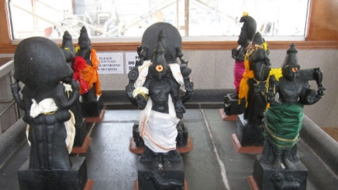  ఈ మధ్య కాలంలో చాలా మంది ఒక్కరే సంతానం ఉంటే ఏదైనా ప్రమాదం జరుగుతుందో అని భయపడి, సమస్యలు కొని తెచ్చుకుంటున్నారు, పూజలు చేస్తున్నారు. కానీ ఇది కేవలం అపోహ మాత్రమే, ఒక్కరూ, ఇద్దరూ ఎంత మంది సంతానం ఉన్నా అది మంచిదే, ఆ భగవంతుడు ప్రసాదించినదే. కాబట్టి, మూఢనమ్మకాలు పట్టించుకోకూడదు, మీకు ఏవైనా దోషాలు ఉంటే దోష నివారణ చేయించుకోవాలి. దాన ధర్మాలు చేయాలి , అప్పుడు మంచి ఫలితాలు కలుగుతాయని చెబుతున్నారు పండితులు.