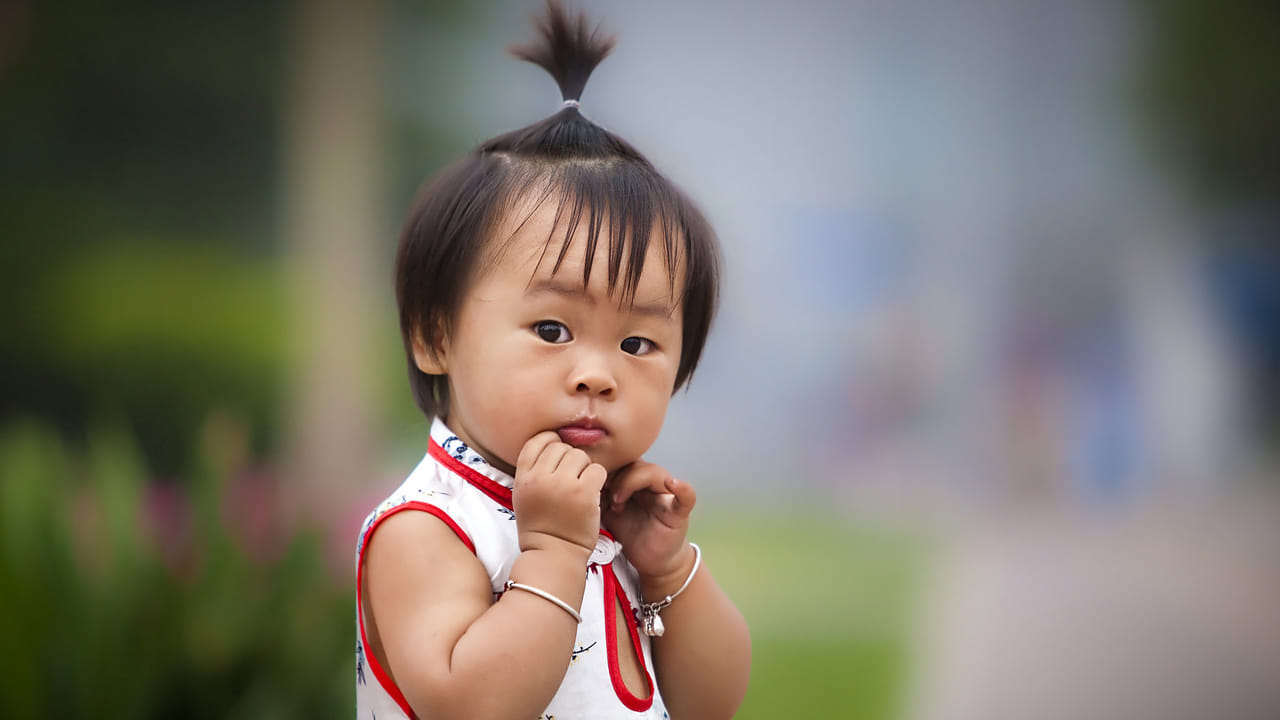 ఈ మధ్య ఒక్క సంతానం ట్రెండింగ్‌గా మారిపోయింది. తాతల కాలంలోనలుగురు, ఐదుగురు సంతానం ఉండేది. తర్వాత ముగ్గురు, ఇద్దరికి మారింది. ప్రస్తుత జనరేషన్, కేవలం ఒక్క సంతానమే మేలు అంటూ కుటుంబ నియంత్రణ పద్ధతులపై దృష్టిసారిస్తున్నారు. అయితే  జ్యోతిష్య శాస్త్రం ప్రకారం ఒక్క సంతానం ఉండటం మంచిది కాదు అంటూ అనేక రూమర్స్ నెట్టిట వైరల్ అవుతున్నాయి. కాగా, దీని  గురించి పండితులు ఏమంటున్నారు అనే విషయాలను ఇప్పుడు మనం తెలుసుకుందాం.