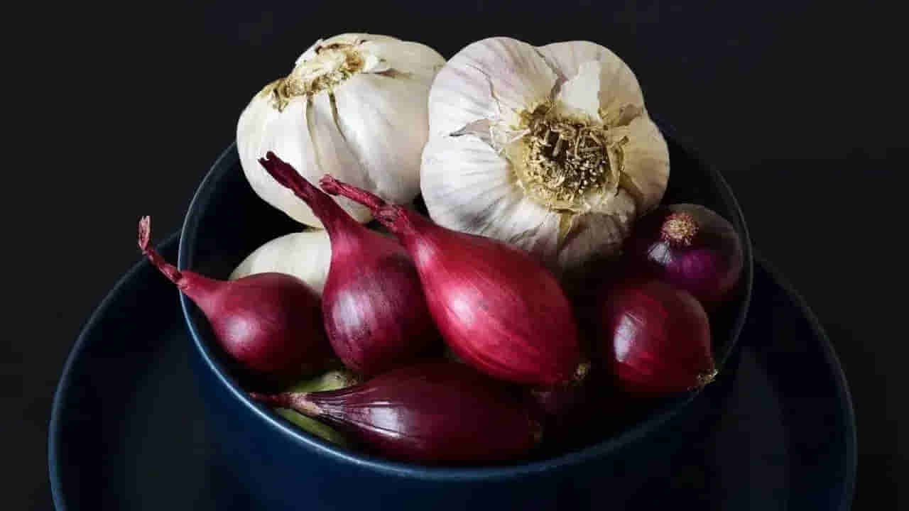 ఉల్లిపాయ రసం vs వెల్లుల్లి: జుట్టు పెరుగుదలకు ఏది బెస్ట్..?