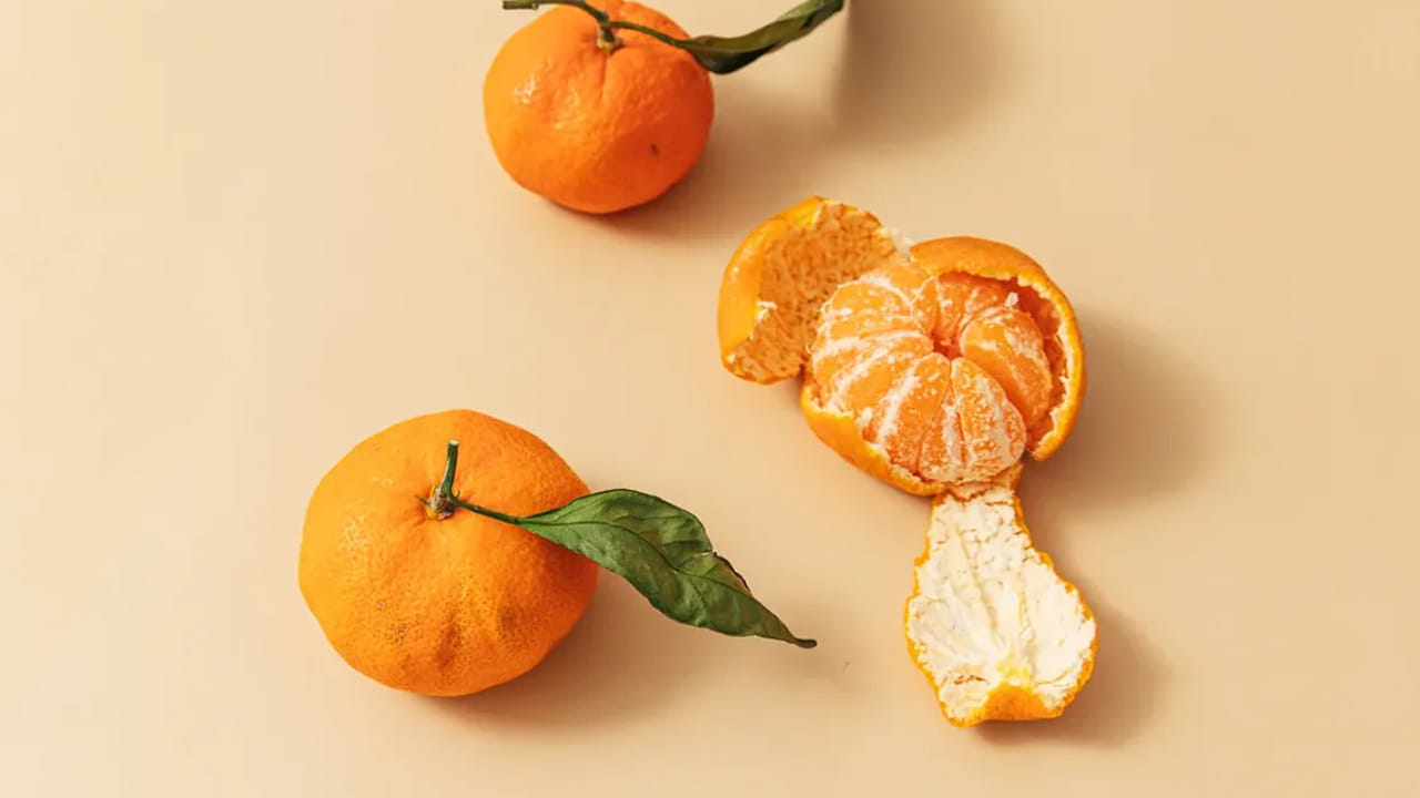 నారింజ తొక్కలలో విటమిన్ సి, యాంటీ ఆక్సిడెంట్స్ చాలా ఎక్కువ మోతాదులో ఉంటాయి. అందువలన వీటిని ఎండ బెట్టి పొడి చేసుకొని తీసుకోవం వలన ఇది శరీరంలో రోగనిరోధక శక్తిని పెంచి, మిమ్మల్ని బలంగా తయారు చేస్తుందంట.