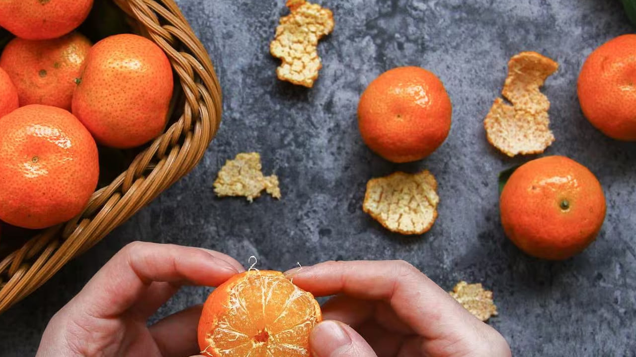 నారింజ తొక్కల పొడి ఆరోగ్యానికి చాలా మంచిది. ఇందులో ఉండే ఫైర్ జీర్ణక్రియను మెరుగు పరిచి, గ్యాస్, ఎసిడిటీ, కడుపు ఉబ్బరం, వంటి సమస్యల నుంచి మిమ్మల్ని బయటపడేస్తుంది. అలాగే పేగులను శుభ్రపరుస్తుంది. అందుకే జీర్ణ సమస్యలు ఉన్నవారు ఈ తొక్కతో టీ చేసుకొని తాగడం ఆరోగ్యానికి చాలా మంచిది.