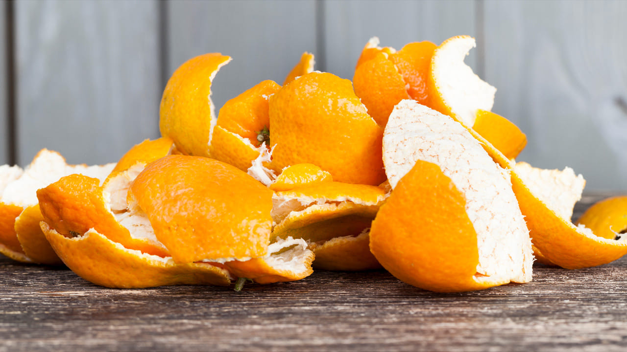 నారింజ పండ్లు ఆరోగ్యానికి చాలా మంచిది. ఇందులో విటమిన్ సి, మినరల్స్ పుష్కలంగా ఉంటాయి. అందుకే చాలా మంది వీటిని ఎంతో ఇష్టంగా తింటారు. కానీ నారింజ పండ్లతోనే కాదు, తొక్కల వలన కూడా చాలా ప్రయోజనాలు ఉన్నాయంటున్నారు ఆరోగ్య నిపుణులు. దాని గురించి ఇప్పుడు మనం తెలుసుకుందాం.