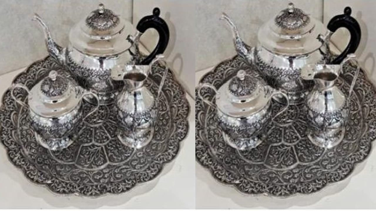 వెండి టీ సెట్:అదిరిపోయే డిజైన్‌లతో చెక్కిన ఈ టీ సెట్ పశ్చిమ బెంగాల్‌లోని ముర్షిదాబాద్ కళాత్మకతను ప్రతిబింబిస్తుంది. భారత్, రష్యా దేశాల్లో టీ తాగడం అనేది స్నేహాన్ని, కబుర్లను పంచుకోవడాన్ని సూచిస్తుంది. ఈ సెట్ ఇరు దేశాల స్నేహానికి గుర్తుగా ఉంటుంది.  
