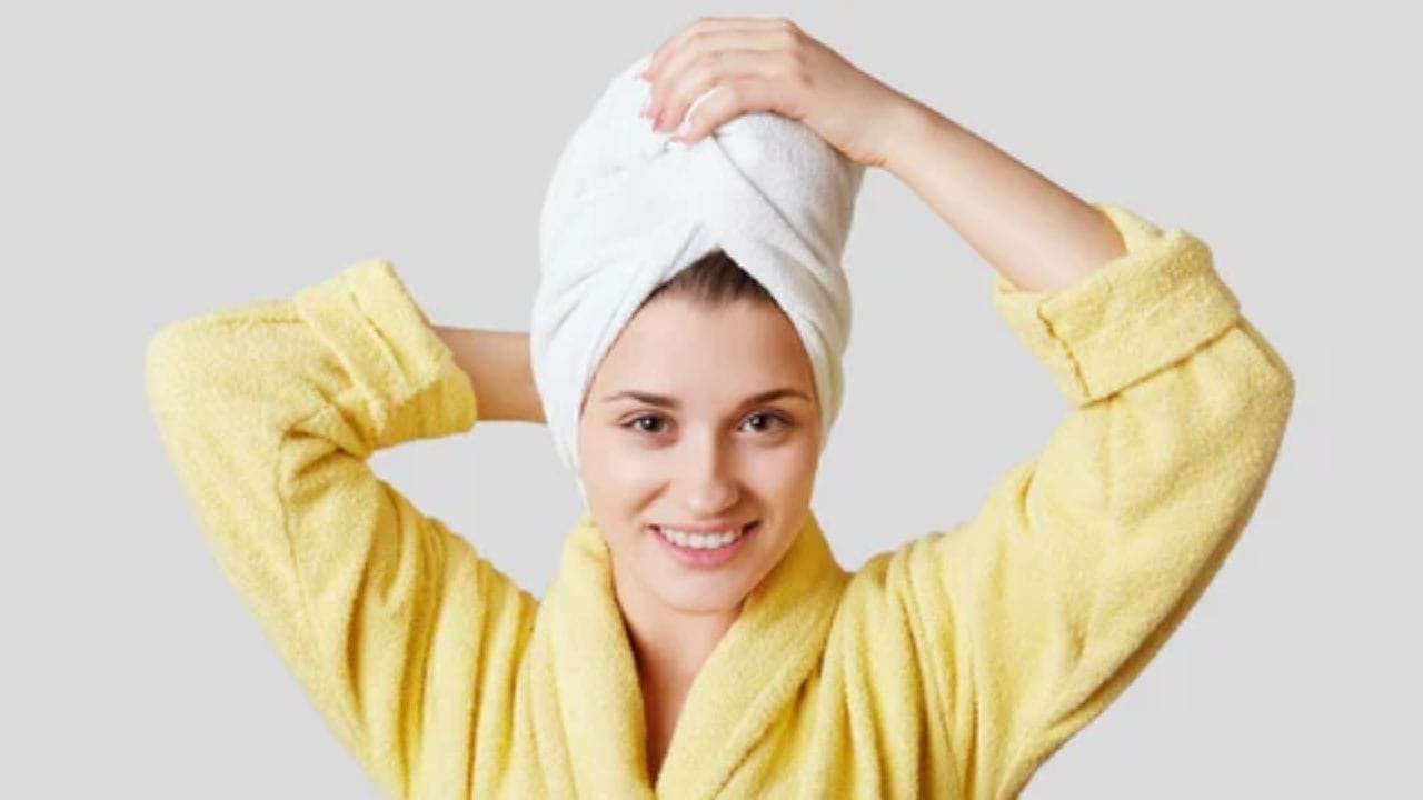 సాధారణంగా, మహిళలు స్నానం చేసిన తర్వాత చేసే మొదటి పని వారి జుట్టును టవల్లో తుడుచుకోవడం. కొంతమంది హెయిర్ డ్రయర్తో జుట్టును ఆరబెట్టుకుంటే.. మరికొందరు టవాల్తో జుట్టును తుడుచుకొని.. ఆ టవాల్ను అలాగే జుట్టుకు చుట్టుకుంటారు. కానీ ఇలా చేయడం అస్సలు మంచిది కాదని ఆరోగ్య నిపుణులు చెబుతున్నారు.