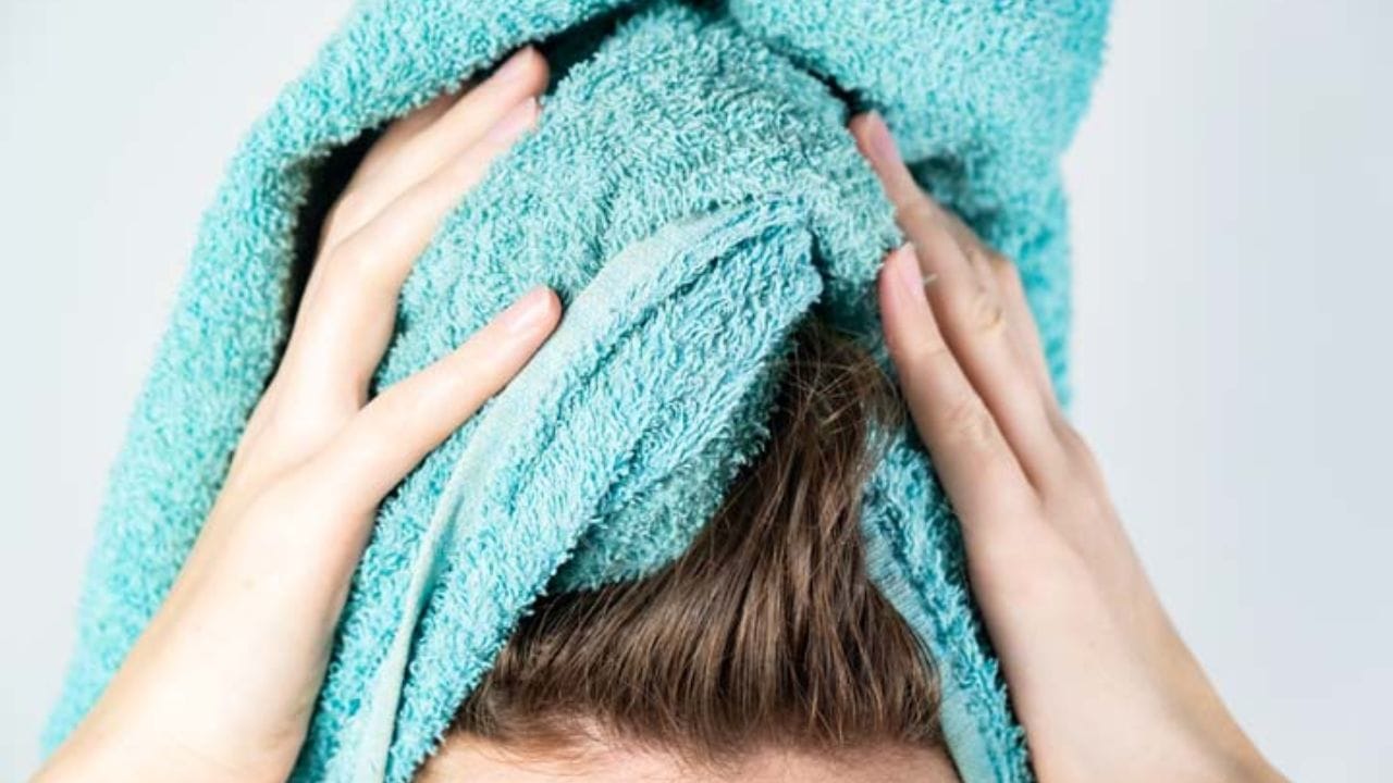జుట్టు ఆకారం మారుతుంది: స్నానం చేసిన తర్వాత మీ జుట్టును టవల్లో చుట్టుకుంటే, మీ జుట్టు ఆకారం పూర్తిగా మారుతుంది. అంటే మీ స్ట్రెయిట్ హెయిర్ మొత్తం చెల్లాచెదురుగా, రింగులు రింగులుగా మారుతుంది. దానితో పాటు డ్యాండ్రప్ వచ్చే ప్రమాదం కూడా ఉంది.