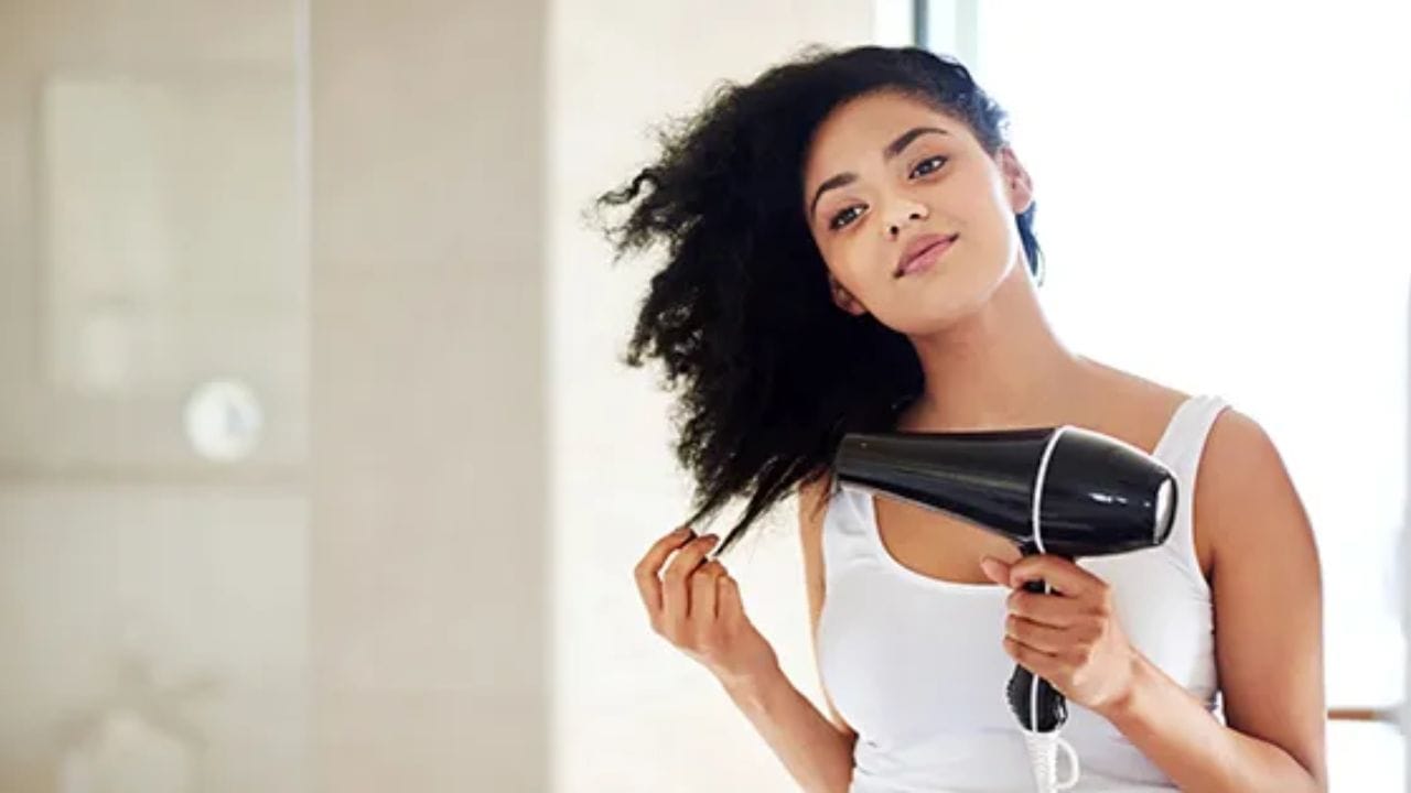 ఇలా చేయండి: కాబట్టి మీరు పైన పేర్కొన్న సమస్యల భారీన పడకుండా ఉండాలంటే స్నానం చేసిన తర్వాత, మీ జుట్టును టవల్లో కట్టుకోకుండా ఎండలో లేదా గాలికి ఆరబెట్టుకోండి. అంతలా మీకు టైం లేదంటే హెయిర్ డ్రైయర్తో జుట్టును ఆరబెట్టుకోండి.కానీ మీ జుట్టును టవల్లో కట్టి ఉంచకండి