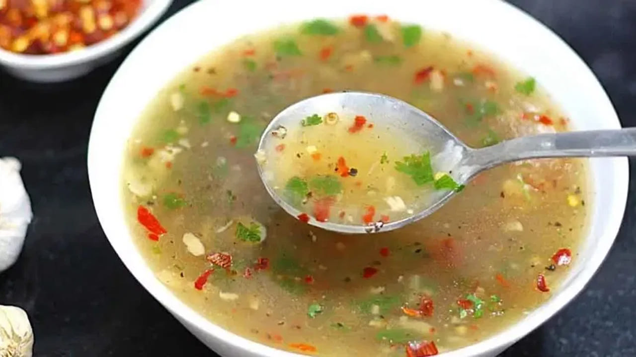 రెడీ-టు-ఈట్ ప్యాకేజ్డ్ సూప్‌లు: ప్యాకెట్లలో దొరికే ఇన్‌స్టంట్ సూప్‌లు కేవలం 2 నిమిషాల్లో తయారవుతాయి. కానీ ఇవి అత్యంత ప్రమాదకరం. వీటిలో సోడియం అధికంగా ఉంటుంది. ఇది రక్తపోటును పెంచి శరీరం ఉబ్బేలా చేస్తుంది.  ఇంట్లోనే కూరగాయలు, కాయధాన్యాలతో తాజా సూప్‌లను తయారు చేసుకోండి. ఇవి శరీరానికి వేడిని, ఫైబర్‌ను అందిస్తాయి.