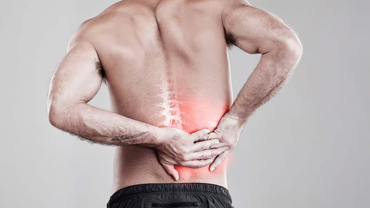 నడుము కింది భాగంలో ఎందుకు నొప్పి:  ఇది వృషణ క్యాన్సర్ ప్రారంభ లక్షణాలలో ఒకటి. రాత్రి లేదా పగటిపూట తరచుగా మూత్ర విసర్జన చేయవలసి వస్తుంది. అదనంగా, చాలా మందికి నడుము, కటి ప్రాంతాలలో నొప్పి వస్తుంది. మూత్రం పూర్తిగా బయటకు పోకుండా మూత్రాశయంలో పేరుకుపోవడం వల్ల, కటి ప్రాంతం చుట్టూ ఉన్న కండరాలలో నొప్పి ఉంటుంది.