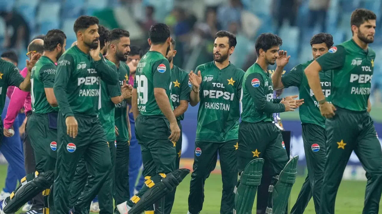 పాక్ జట్టుకు దిమ్మతిరిగే షాక్.. రాత్రికి రాత్రే దేశం వీడిన స్టార్ ప్లేయర్.. జింబాబ్వే తరపున అరంగేట్రం..