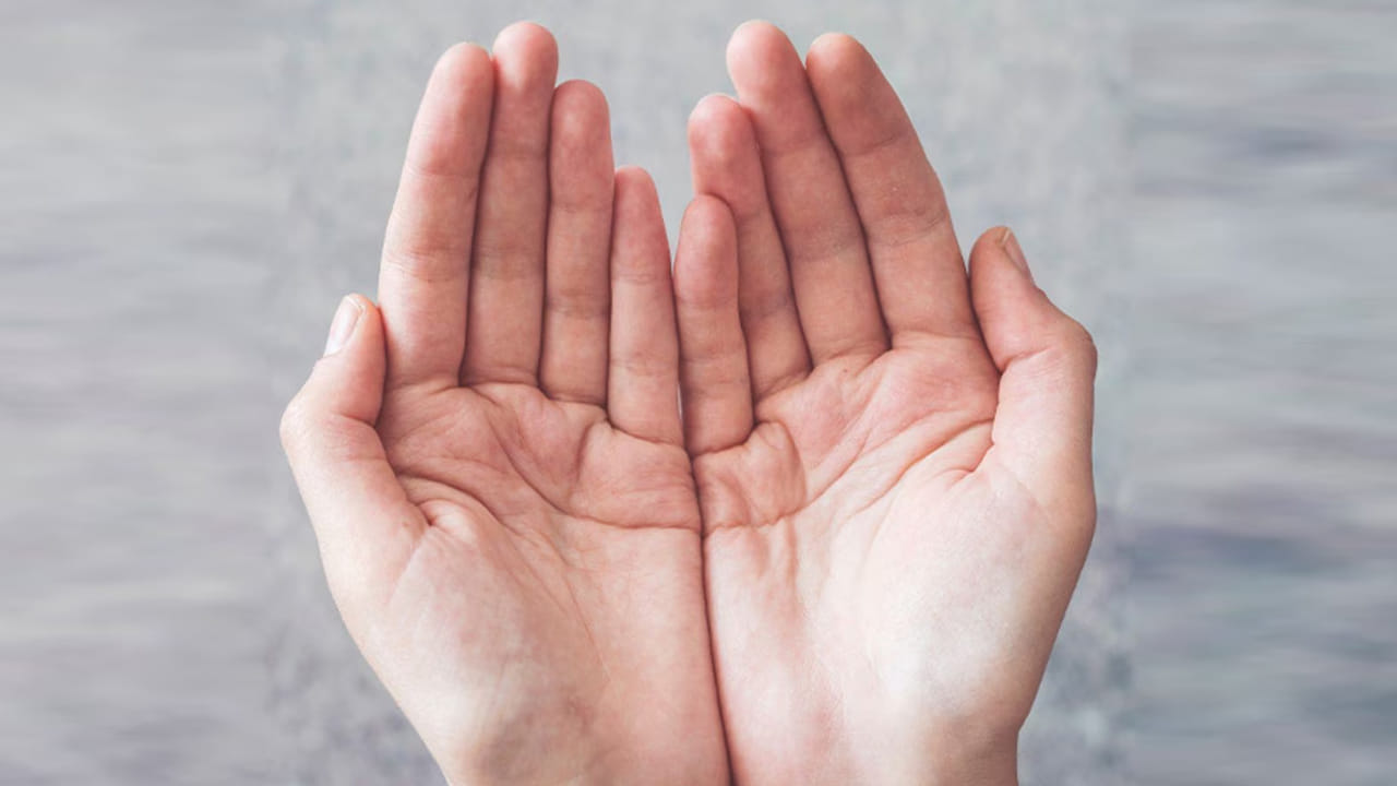 మీరు మీ చేతులను కలిపి పట్టుకున్నప్పుడు మీ హృదయ రేఖలు అర్ధచంద్రాకారంలో ఏర్పడితే, అది మీ వివాహ జీవితంలో అనేక ఊహించని మార్పులను తెస్తుందని నిపుణులు సూచిస్తున్నారు. అంతే కాదు, ఈ అర్ధచంద్రాకారం మీ జీవితంలోకి లెక్కలేనన్ని అదృష్టాలను కూడా తెస్తుందని హస్తసాముద్రిక నిపుణులు సూచిస్తున్నారు. నిపుణుల అభిప్రాయం ప్రకారం, ఈ నెలవంక సున్నితత్వానికి సంబంధించినది. ఈ విధంగా, మీ అరచేతిలో ఉన్న ఈ నెలవంక మీపై ఆధారపడిన వారితో భావోద్వేగ సంబంధాన్ని ఏర్పరచుకోవడానికి మీకు సహాయపడుతుందని నిపుణులు కూడా సూచిస్తున్నారు.