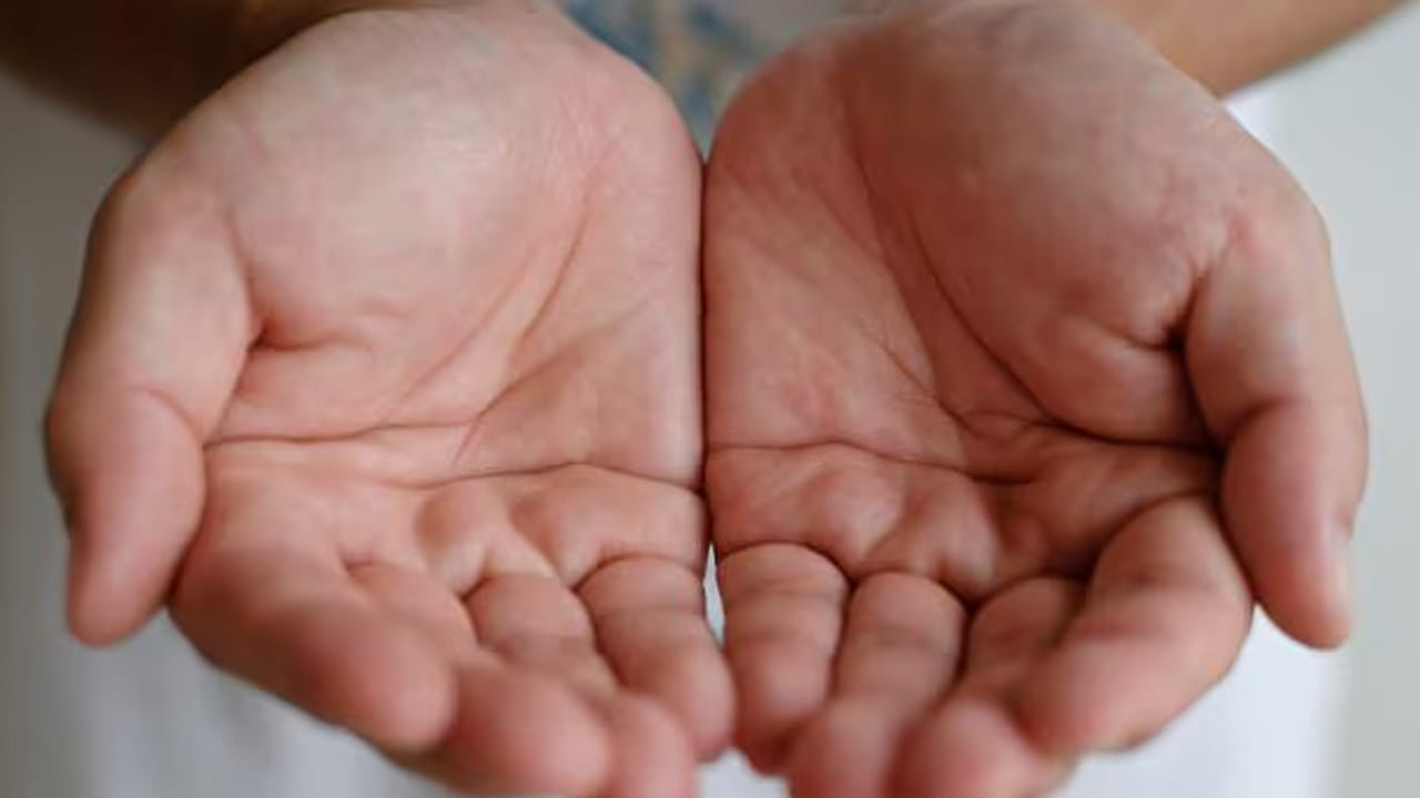 ధన యోగానికి బలమైన చిహ్నాలు:  హస్తసాముద్రికంలో, ఈ మూడు చిహ్నాలను సంపద యోగానికి బలమైన చిహ్నాలుగా పరిగణిస్తారు. అంటే, ఒక వ్యక్తి జీవితంలోకి సంపద ప్రవాహాన్ని నిర్ధరిస్తాయి. ఆదాయాన్ని పెంచే వారి ఆర్థిక స్థితిని మెరుగుపరిచే ప్రత్యేక చిహ్నాలుగా వీటిని చూస్తారు. అయితే, ఈ అదృష్టాన్ని నిలబెట్టుకోవడానికి  విశ్వాసం, కృషి అవసరమని నిపుణులు అభిప్రాయపడుతున్నారు. అంటే, అదృష్టం మన చేతుల్లో ఉందని నమ్ముతూ ఇంట్లో నిశ్శబ్దంగా కూర్చోవడం వల్ల ఆశించిన ఫలితాలు రావు, కానీ ప్రతికూల ఫలితాలే వస్తాయని నిపుణులు హెచ్చరిస్తున్నారు.