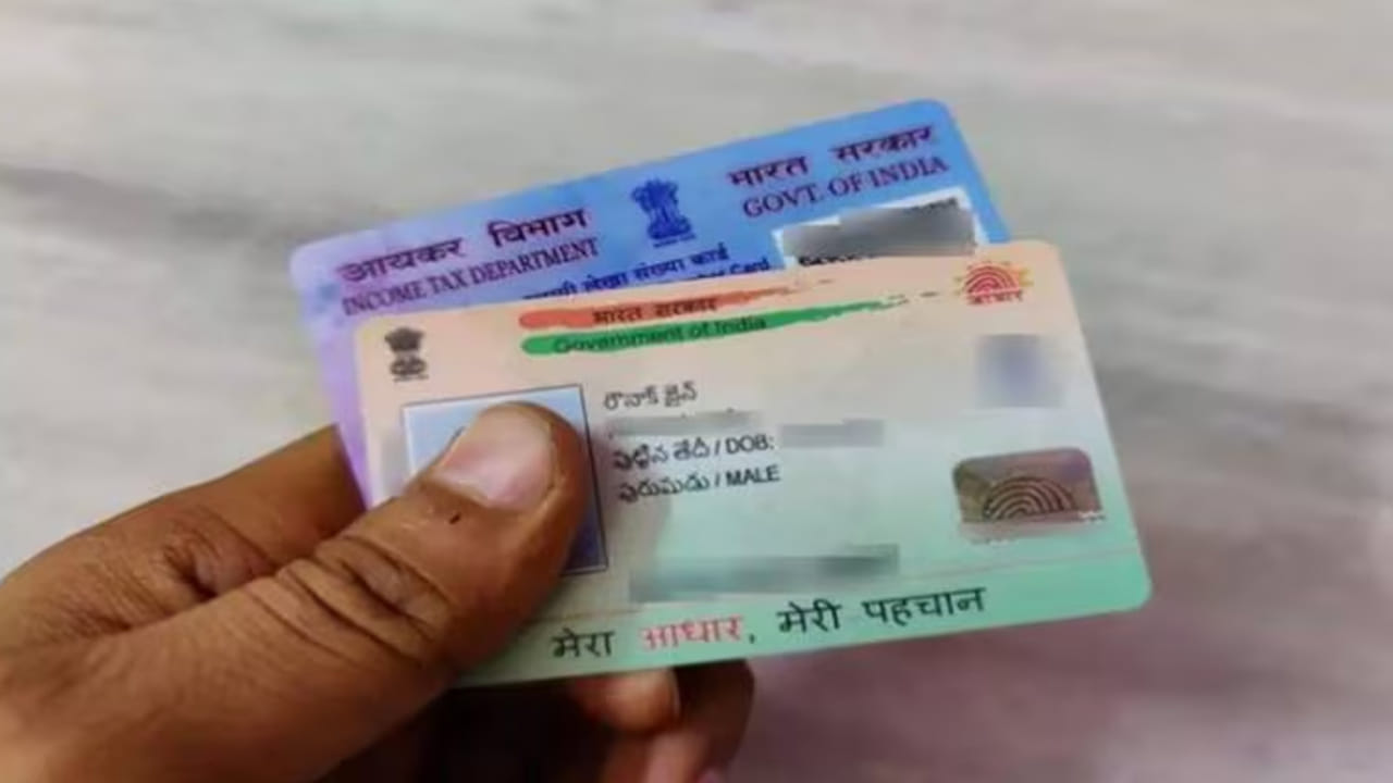 ఆధార్-పాన్ లింక్ను కేంద్ర ప్రభుత్వం తప్పనిసరి చేసింది. ఇందుకు డిసెంబర్ 31 వరకు డెడ్లైన్ విధించింది. ఆలోపు చేసుకోకపోతే జనవరి 1వ తేదీ నుంచి మీ పాన్కార్డ్ డీయాక్టివ్ చేసే అవకాశముంది. దీని వల్ల మీరు జీతం అందుకోలేరు. అలాగే ఐటీఆర్ దాఖలు చేయలేరు.