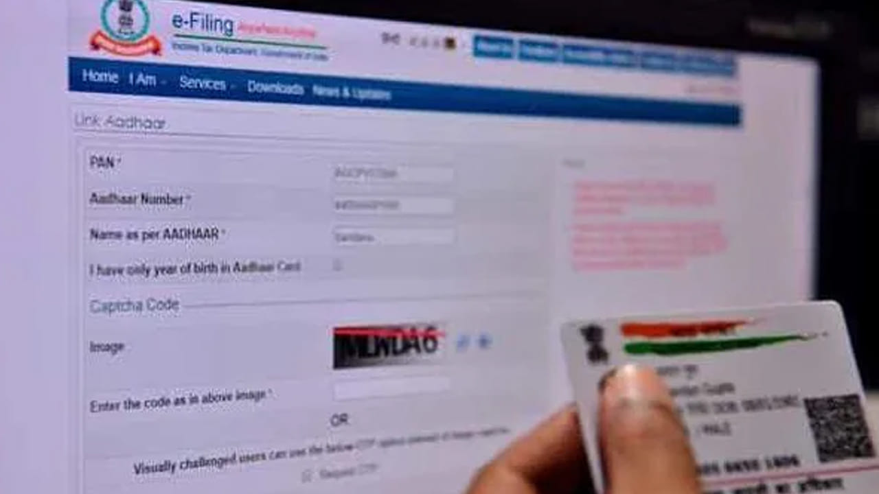 ఎలా లింక్ చేసుకోవలంటే.. ఇన్కమ్ ట్యాక్స్ ఈ-ఫైలింగ్ వెబ్సైట్ను ఓపెన్ చేయండి. లింక్ ఆధార్ అనే ఆప్షన్ను ఎంచుకోండి. మీ పాన్, ఆధార్, మొబైల్ నెంబర్ ఎంటర్ చేయండి. ఓటీపీని ధృవీకరించండి
స్టేటస్ చేసుకోవడానికి లింక్ ఆధార్ స్టేటస్పై క్లిక్ చేయండి