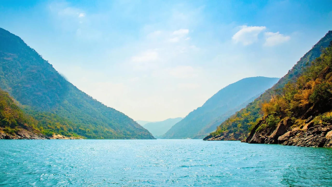 పాపి కొండలు: హైదరాబాద్ నుండి 410 కి.మీ ట్రావెల్ చేస్తే పాపి కొండలుకు చేరుకోవచ్చు.  దీని 8 గంటలు  సమయం పడుతుంది. ఈ రోడ్ ట్రిప్ వంకర రోడ్లు, పచ్చదనం, గోదావరి నది ప్రశాంతమైన ప్రవాహం మంత్రముగ్ధులను చేస్తాయి. మీరు ప్రయాణం చేసినప్పుడు కొండ ఇరుకైన నదిని ఆలింగనం చేసుకున్నట్లు కనిపిస్తుంది, ఇది ఉత్కంఠభరితమైన దృశ్యాన్ని సృష్టిస్తుంది. విశాలమైన నది దృశ్యాలతో లీనమయ్యే ప్రకృతి అనుభవాన్ని కోరుకునే వారికి ఈ డ్రైవ్ సరైనది.