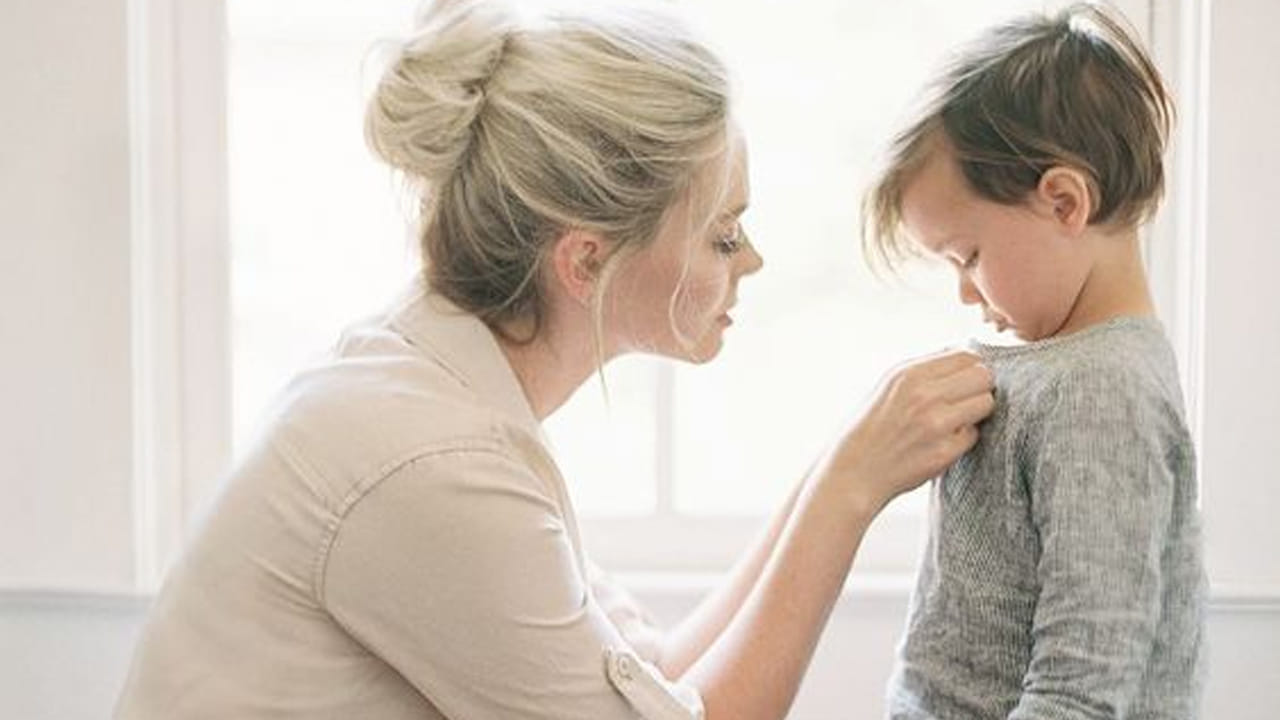 సంరక్షకులు: కర్కాటక రాశి వారు బాధ్యతాయుతమైన తల్లిదండ్రులు, వారు తమ పిల్లల సంక్షేమం, భవిష్యత్తును కాపాడుతారు. అవును, వారు తమ పిల్లలకు గొప్ప మార్గదర్శి మరియు వారి భవిష్యత్తుకు అవసరమైన వస్తువులను అందించడం ద్వారా గొప్ప రక్షకుడు. అంతేకాకుండా, వారు తమ పిల్లలను వారి అవసరాలను స్వయంగా చూసుకోవడానికి కూడా సిద్ధం చేస్తారు. భవిష్యత్తులో వచ్చే సవాళ్లను ఎలా ఎదుర్కోవాలో నేర్పుతారు. జీవిత పోరాటాలను ఎదుర్కోవడానికి వారికి శిక్షణ ఇస్తారు. అంటే, వారు తమ పిల్లలను ఆచరణాత్మక సవాళ్లను ఎదుర్కోవడానికి, వారితో ప్రయాణించడానికి, వారి భద్రతను నిర్ధారించుకోవడానికి సిద్ధం చేస్తారు.