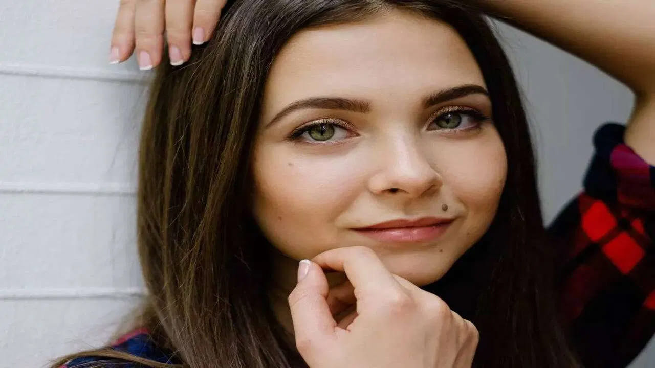 ఏ వ్యక్తికి అయితే మఖంపై పుట్ట మచ్చ ఉంటుందో, అది చూడగానే కనిపించే విధంగా ఉంటే, వారు గత జన్మలో చాలా భయాందోళనకు గురి అయ్యారని, వారు హింస, ఎగతాళికి గురి అయ్యారని అర్థం అంట. ముఖంపై పుట్టుమచ్చ అనేది, గత జన్మలో వారు పడిన హింసకు గుర్తు అంటున్నారు నిపుణులు.