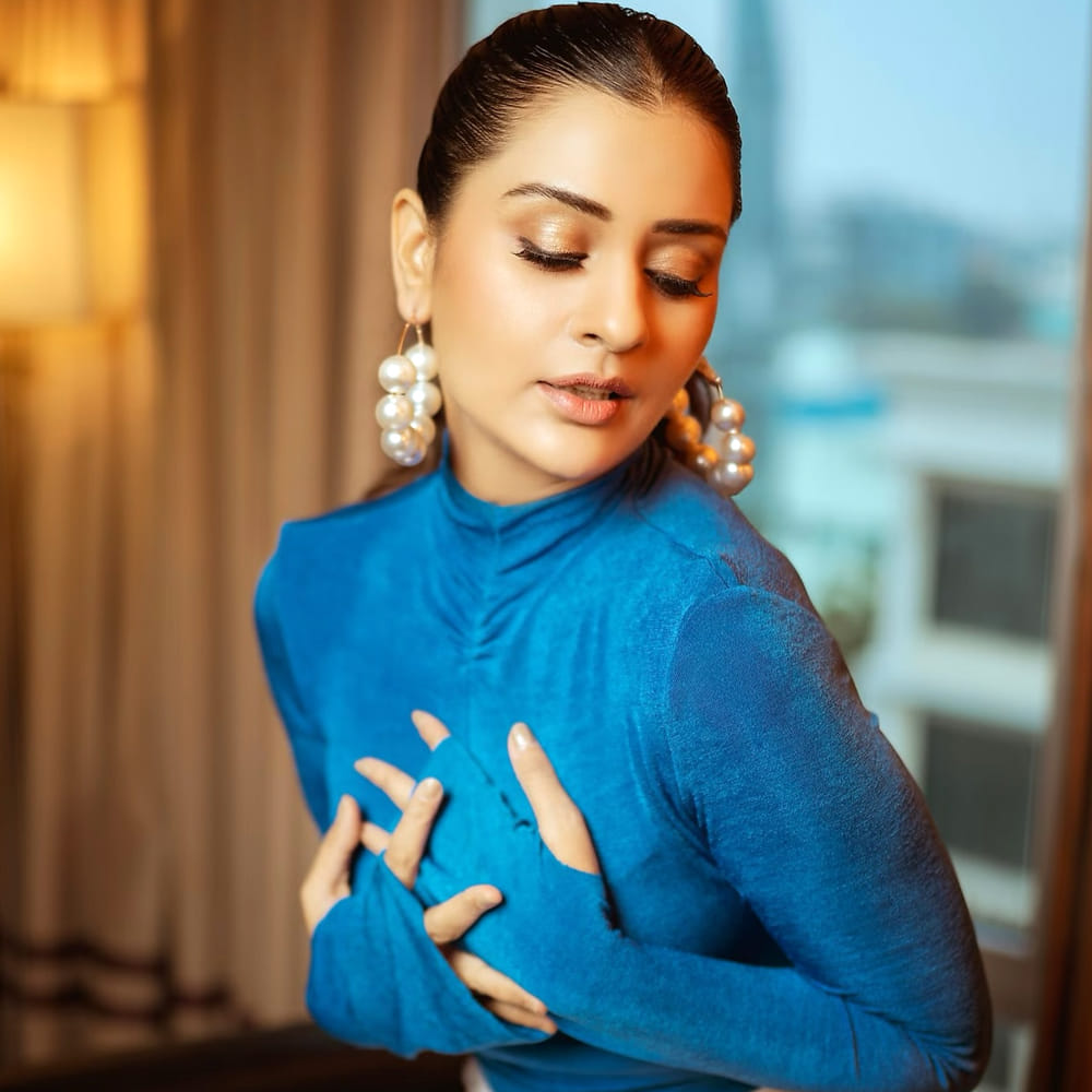  ఆర్ ఎక్స్ 100 సినిమాలో ఈ అమ్మడు తన అందాలతో రెచ్చిపోయింది. ముఖ్యంగా రొమాంటిక్ సీన్స్ లో రెచ్చిపోయి నటించింది పాయల్ రాజ్ పుత్. దాంతో కుర్రకారు ఈ అమ్మడి అందానికి ఫిదా అయ్యారు. ఆతర్వాత వరుసగా ఆఫర్స్ అందుకుంది పాయల్. 