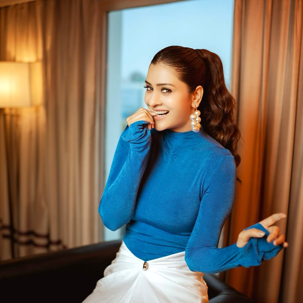 బ్యాక్ టు బ్యాక్ సినిమాలతో బిజీగా మారిపోయింది. కేవలం గ్లామర్ రోల్స్ మాత్రమే కాదు నటనకు ప్రాధాన్యత ఉన్న పాత్రల్లోనూ మెరిసింది ఈ వయ్యారి భామ. అలాగే బడా హీరోల సరసన కూడా సినిమాలు చేసింది. అయినా కూడా అంతగా క్లిక్ అవ్వలేక పోయింది పాయిల్. 