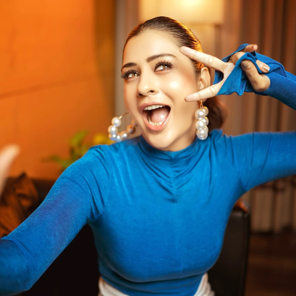 ఇక ఇప్పుడు ఈ భామకు ఆఫర్స్ తగ్గుతూ వచ్చాయి. దాంతో ఈ అమ్మడు సోషల్ మీడియాలో యాక్టివ్ గా ఉంటూ దర్శకనిర్మాతల ఆకర్షిస్తుంది. హాట్ హాట్ ఫోటోలను షేర్ చేస్తూ కుర్రకారు గుండెల్లో బాణాలు గుచ్చుతోంది ఈ వయ్యారి భామ. 