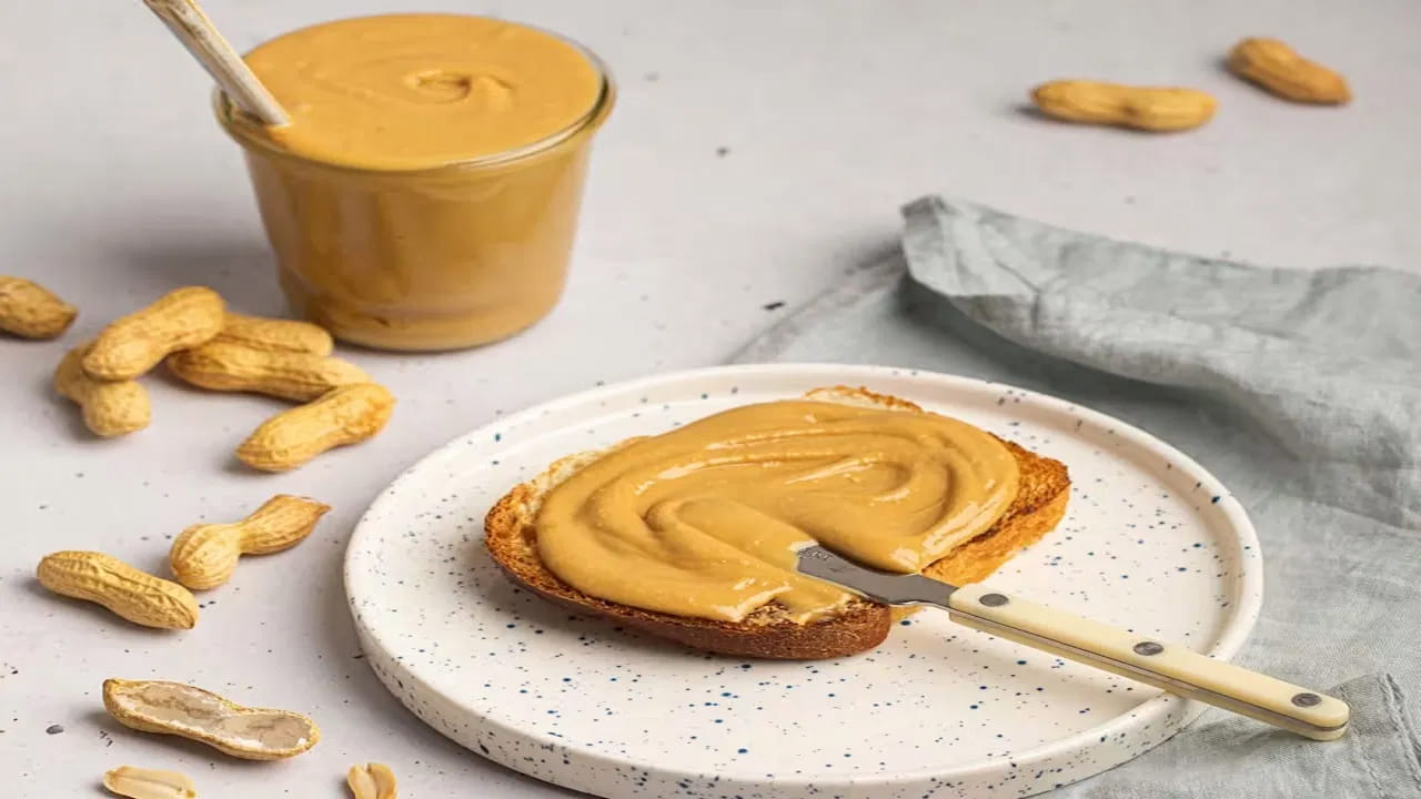 ముందుగా వేరుశెనగ వెన్న తయారీకి అవసరమైన పదార్థాలను తెలుసుకోవాలి. వేరుశెనగలు (పచ్చి లేదా వేయించినవి) – 2 కప్పులు, ఉప్పు – రుచికి సరిపడా, తేనె/చక్కెర – 1 లేదా 2 స్పూన్లు, నూనె (వేరుశెనగ లేదా ఏదైనా నూనె) – 1 లేదా 2 స్పూన్లు తీసుకోవాలి.