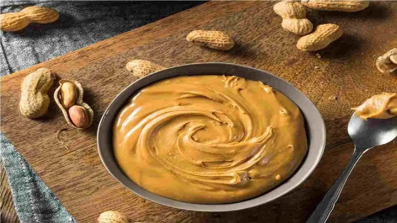 మీరు పచ్చి వేరుశనగలు తీసుకుంటే వాటిని మీడియం మంట మీద పాన్లో తేలికగా వేయించాలి. వాటిని చల్లారనిచ్చి తొక్క తీసేయాలి. వేయించిన వేరుశనగలను మిక్సర్/బ్లెండర్లో వేసి మెత్తగా చేసుకోవాలి. తొలుత అవి పొడిలా ఉంటాయి. కొంత సమయం తర్వాత నూనె బయటకు వచ్చి పేస్ట్గా మారుతుంది.