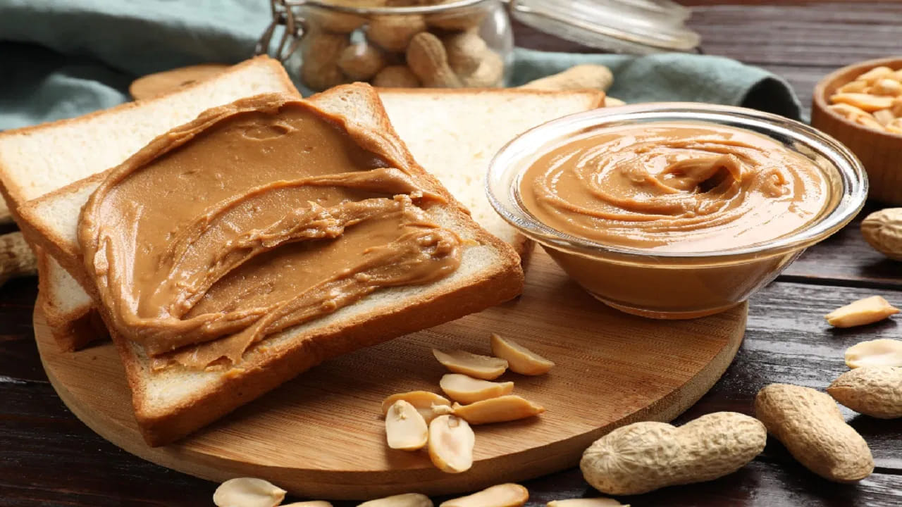 చాలా మందికి వేరుశెనగ వెన్న (పీనట్ బటర్) అంటే చాలా ఇష్టం. మార్కెట్లో దీనిని కొనుగోలు చేసిన వేరుశెనగ వెన్న ఖరీదెక్కువ. పైగా ఇందులో రసాయలనాల కారణంగా ఆరోగ్యానికి కూడా అంత మంచిది కాదు. అయితే దీన్ని ఇంట్లోనే తయారు చేసుకోవచ్చు. ఇది పిల్లల ఆరోగ్యానికి కూడా మేలు చేస్తుంది. కాబట్టి వేరుశెనగ వెన్న ఎలా తయారు చేయాలో ఇక్కడ తెలుసుకుందాం..