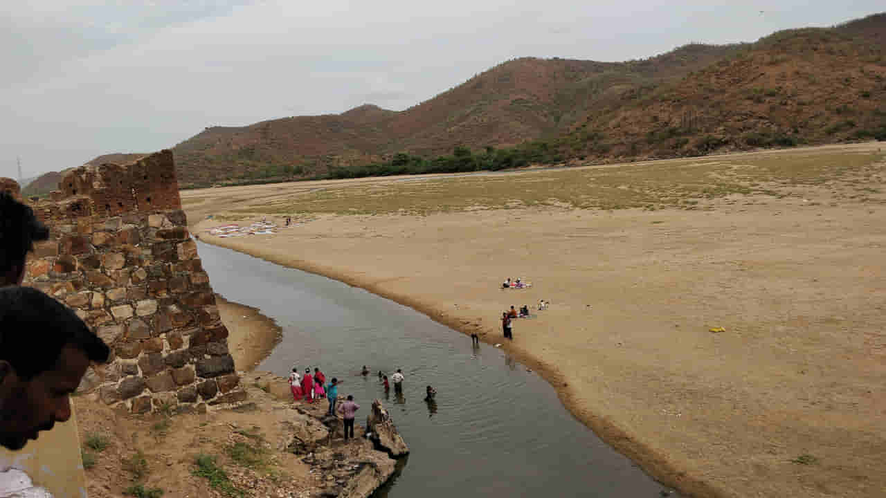Viral: పెన్నా నది దగ్గర తవ్వకాలు జరపగా దొరికిన మిరిమిట్లుగొలిపే రాయి.. ఏంటా అని పరిశీలించగా