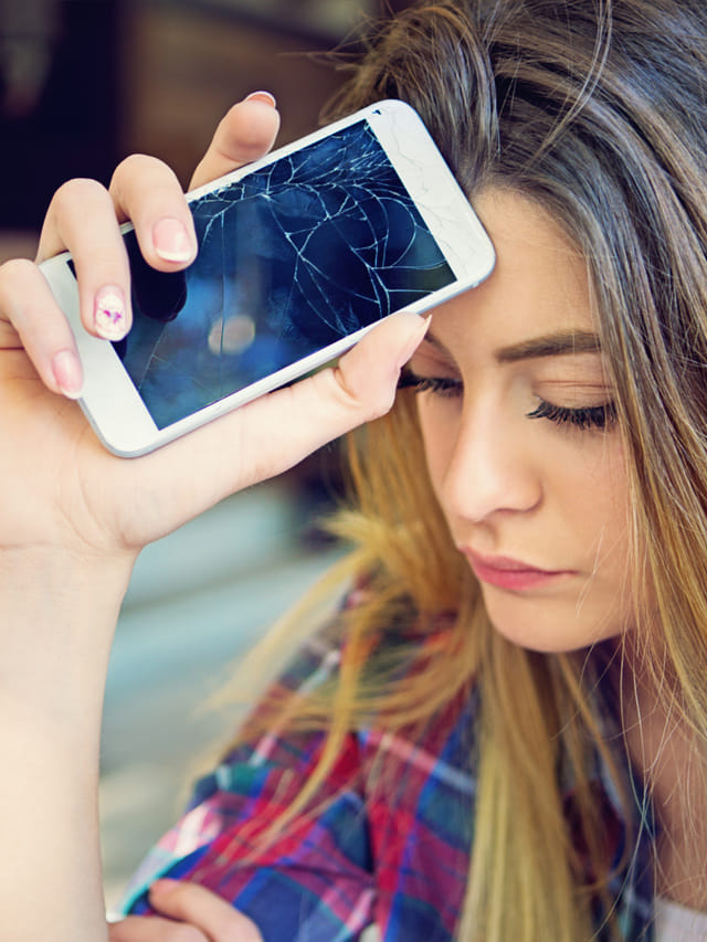 మీ చేతిలో ఫోన్ పదే పదే పగిలిపోతుందా.. అయితే ఈ వాస్తు దోషమేనేమో..