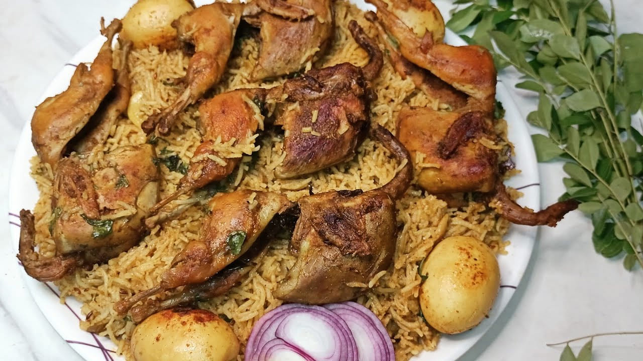 బిర్యానీ తయారు చేయడానికి మొదట బియ్యాన్ని నెయ్యితో కలిపి వేయించేవారు. తరువాత బియ్యాన్ని మటన్తో తక్కువ మంట మీద వండేవారు. చరిత్రకారుల ప్రకారం బిర్యానీ పర్షియన్ పులావ్ నుంచి ఉద్భవించింది. మొఘల్ పాలకులు బిర్యానీని భారతదేశానికి తీసుకువచ్చారని వీరు చెబుతున్నారు.