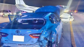 కదులుతున్న కారును ఢీకొట్టిన విమానం.. ఆ తరువాత ఏం జరిగిందో చూస్తే