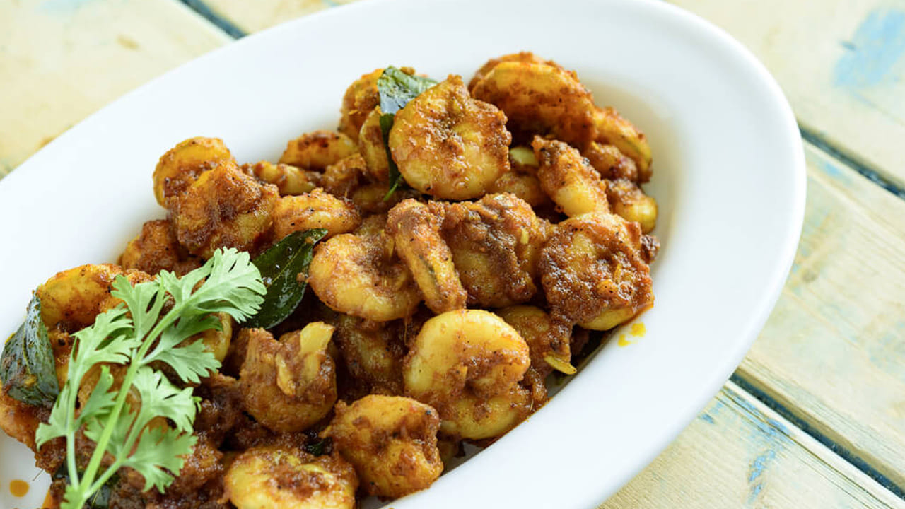 ప్రాన్స్ ఫ్రై తయారు చేయడానికి 1 పౌండ్ రొయ్యలు శుభ్రం చేసి ముక్కలుగా కోయండి, 1/2 కప్పు కొబ్బరి నూనె లేదా కూరగాయల నూనె, 2-3 ఎండిన ఎర్ర మిరపకాయలు ముక్కలుగా కోయండి, 1 టీస్పూన్ ఆవాలు, 1 టీస్పూన్ జీలకర్ర, 1 టీస్పూన్ పసుపు, 1 టీస్పూన్ ఎర్ర కారం, 1 టీస్పూన్ గరం మసాలా పొడి, 1/2 టీస్పూన్ ఉప్పు, 2-3 వెల్లుల్లి రెబ్బలు ముక్కలుగా కోయండి, సన్నగా తరిగిన 1 చిన్న ఉల్లిపాయ, తరిగిన తాజా కొత్తిమీర, నిమ్మకాయ ముక్కలు వంటి వస్తువులు కావాలి.