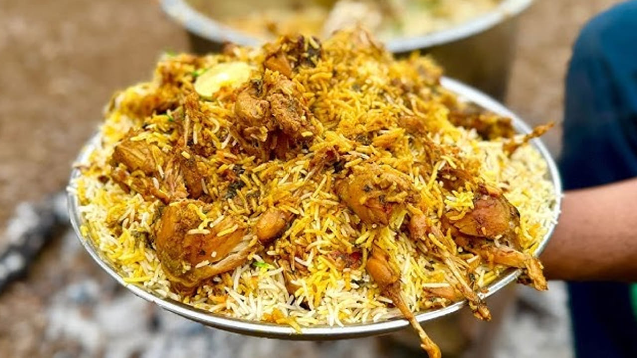 కావలసినవి: క్వాయిల్ - 4, జీలకర్ర సాంభా రైస్ - 750 గ్రాములు, పెద్ద ఉల్లిపాయ (తరిగినది) - 150 గ్రాములు, టమోటా (తరిగినది) - 100 గ్రాములు, పచ్చిమిర్చి (తరిగినది) - 5, పుదీనా ఆకులు, కొత్తిమీర ఆకులు - 50 గ్రాములు, కారం పొడి - 1 టీస్పూన్, పసుపు పొడి - 1/2 టీస్పూన్, పెరుగు - 50 మి.లీ, కొబ్బరి పాలు - 100 మి.లీ, బెరడు, ఏలకులు - 2, లవంగాలు - 4, పార్స్లీ ఆకులు - 1, అల్లం, వెల్లుల్లి పేస్ట్ - 50 గ్రాములు, ఉప్పు - అవసరాన్ని బట్టి, నూనె - 100 మి.లీ, నెయ్యి - 50 మి.లీ, దాల్చిన చెక్క - 2, ఏలకులు - 4, లవంగాలు - 6, వెల్లుల్లి - 50 గ్రాములు, అల్లం - 1 ముక్క.