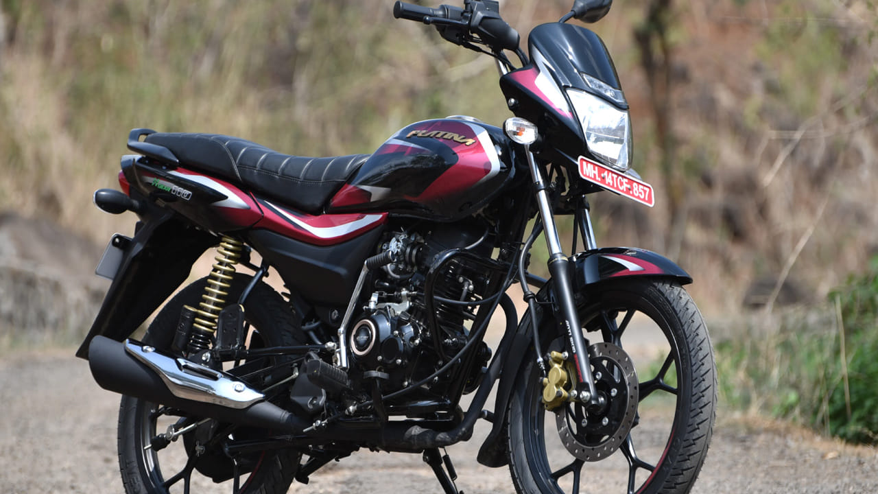 బైక్ అనేది ఈ రోజుల్లో అందరికీ అవసరమే. ఆఫీసుకు వెళ్లాలన్నా లేదా బయటకు ఎక్కడికైనా అత్యవసరంగా వెళ్లాలన్నా బైక్ కలిగి ఉంటే వెంటనే చేరుకోవచ్చు. కేంద్రం జీఎస్టీ తగ్గింపుతో ప్రస్తుతం బైక్ ధరలు మరింతగా తగ్గాయి. దీంతో కొత్త బైక్ కొనుగోలు చేసేందుకు చాలామంది ఆసక్తి చూపిస్తున్నారు. బైక్ కొనుగోలు చేయాలంటే చాలా కన్ప్యూజన్ ఉంటుంది. ఏ బైక్ కొనుగోలు చేస్తే మంచిదనేది ఫ్రెండ్స్ను అడిగి తెలుసుకుంటూ ఉంటారు.