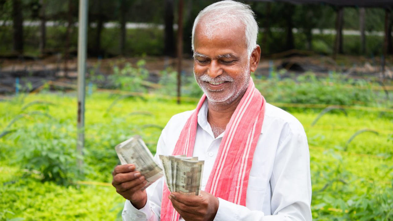 కేంద్ర ప్రభుత్వం దేశంలోని చిన్న, సన్నకారు రైతులకు ఆర్ధికంగా సహాయం అందించేందుకు పీఎం కిసాన్ పథకాన్ని అమలు చేస్తున్న విషయం తెలిసిందే. నవంబర్లో 21వ విడత క్రింద రూ.2 వేలు రైతుల అకౌంట్లలో నేరుగా జమ చేసింది. అయితే 22వ విడత నిధులు ఎప్పుడు వస్తాయనేది రైతులు ఎదురుచూస్తున్నారు. వచ్చే ఏడాది ఫిబ్రవరిలో 22వ విడత నిధులు అందుతాయని వార్తలు వస్తున్నాయి.