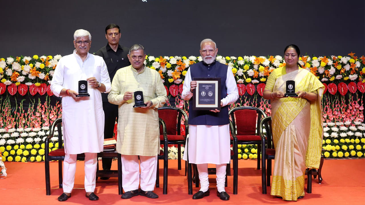 ఆర్‌ఎస్‌ఎస్‌ 100 సంవత్సరాలు పూర్తి చేసుకున్న సందర్భంగా న్యూఢిల్లీలో ప్రత్యేకంగా రూపొందించిన స్మారక తపాలా బిళ్ళ, నాణేన్ని విడుదల చేస్తున్న ప్రధాని మోదీ.
