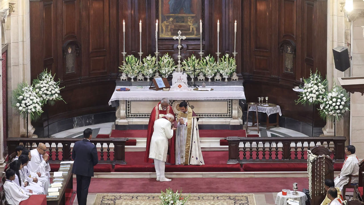 ఢిల్లీలోని కేథడ్రల్ చర్చి ఆఫ్ ది రిడంప్షన్‌లో క్రిస్మస్ ఉదయం ప్రార్థనలకు హాజరైన ప్రధాని మోదీ.
