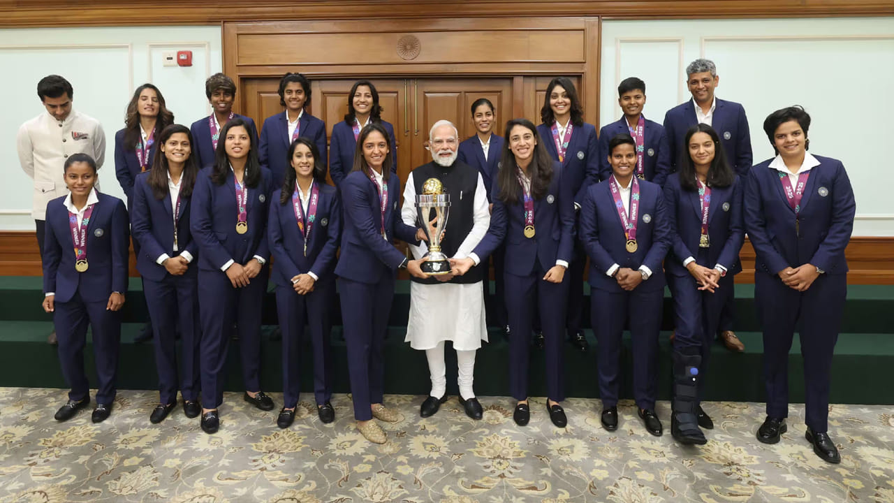 వరల్డ్‌ గెలిచిన భారత మహిళా క్రికెట్ జట్టుతో ప్రధానమంత్రి మోదీ. 
