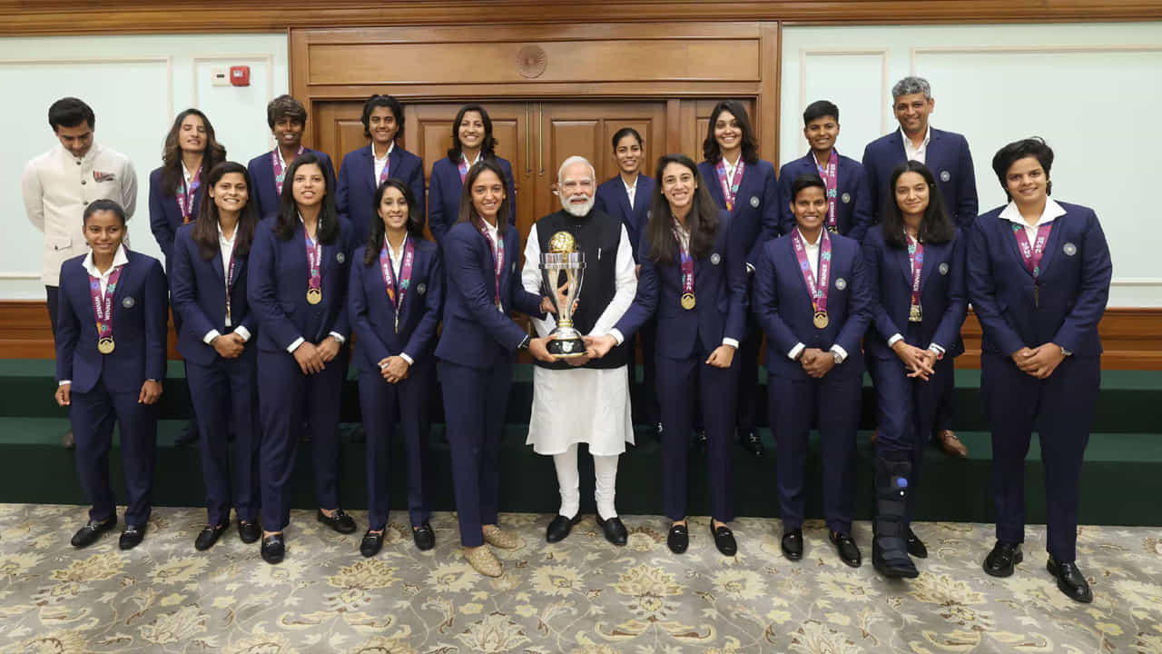 వరల్డ్‌ గెలిచిన భారత మహిళా క్రికెట్ జట్టుతో ప్రధానమంత్రి మోదీ. 
