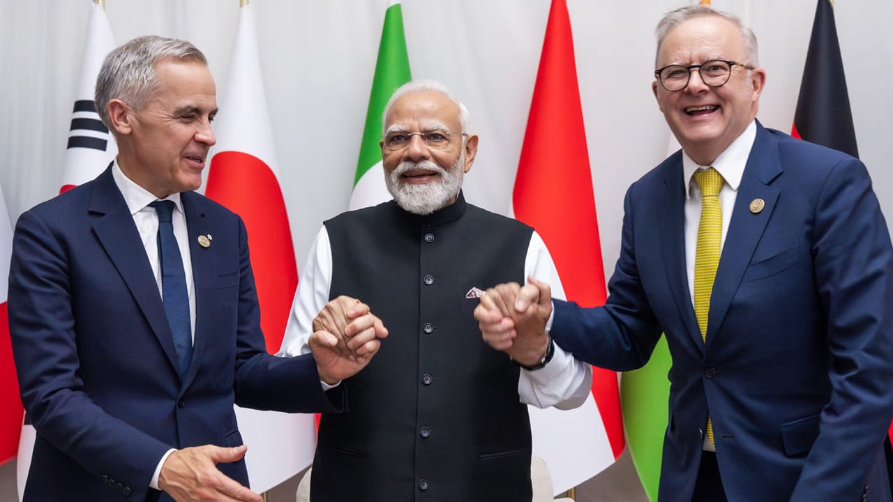 ప్రపంచ వేదికపై స్నేహం! దక్షిణాఫ్రికాలోని జోహన్నెస్‌బర్గ్‌లో కెనడా ప్రధాని మార్క్ కార్నీ, ఆస్ట్రేలియా ప్రధాని ఆంథోనీ అల్బనీస్‌తో కరచాలనం చేస్తున్న ప్రధాని మోదీ.

