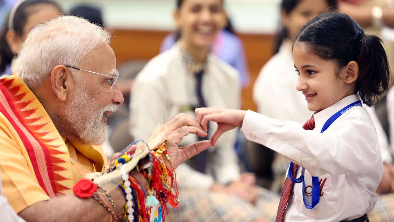 న్యూఢిల్లీలోని 7 లోక్ కళ్యాణ్ మార్గ్‌లోని తన నివాసంలో రక్షా బంధన్ జరుపుకుంటున్న పిల్లలు ప్రధాని మోదీకి రాఖీ కట్టారు.
