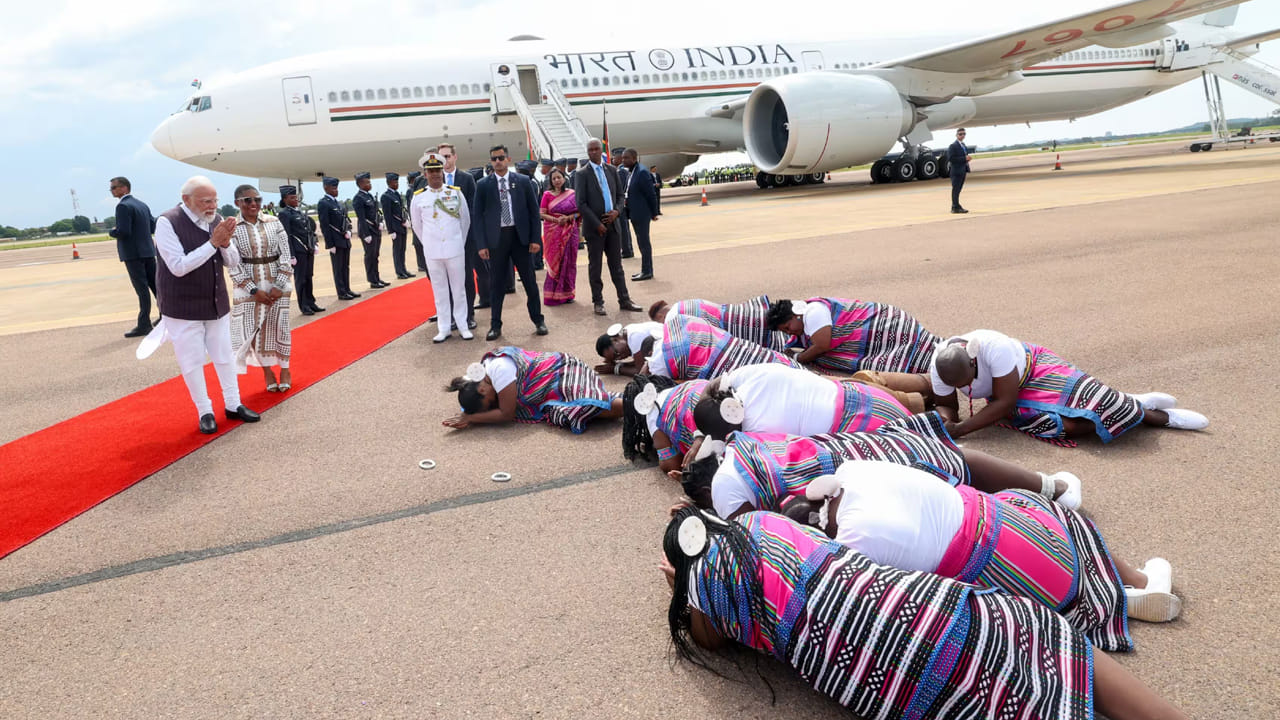 జోహన్నెస్‌బర్గ్‌లో ప్రధాని మోదీకి  గౌరవప్రదమైన స్వాగతం. ఇది వారి సంప్రదాయం.
