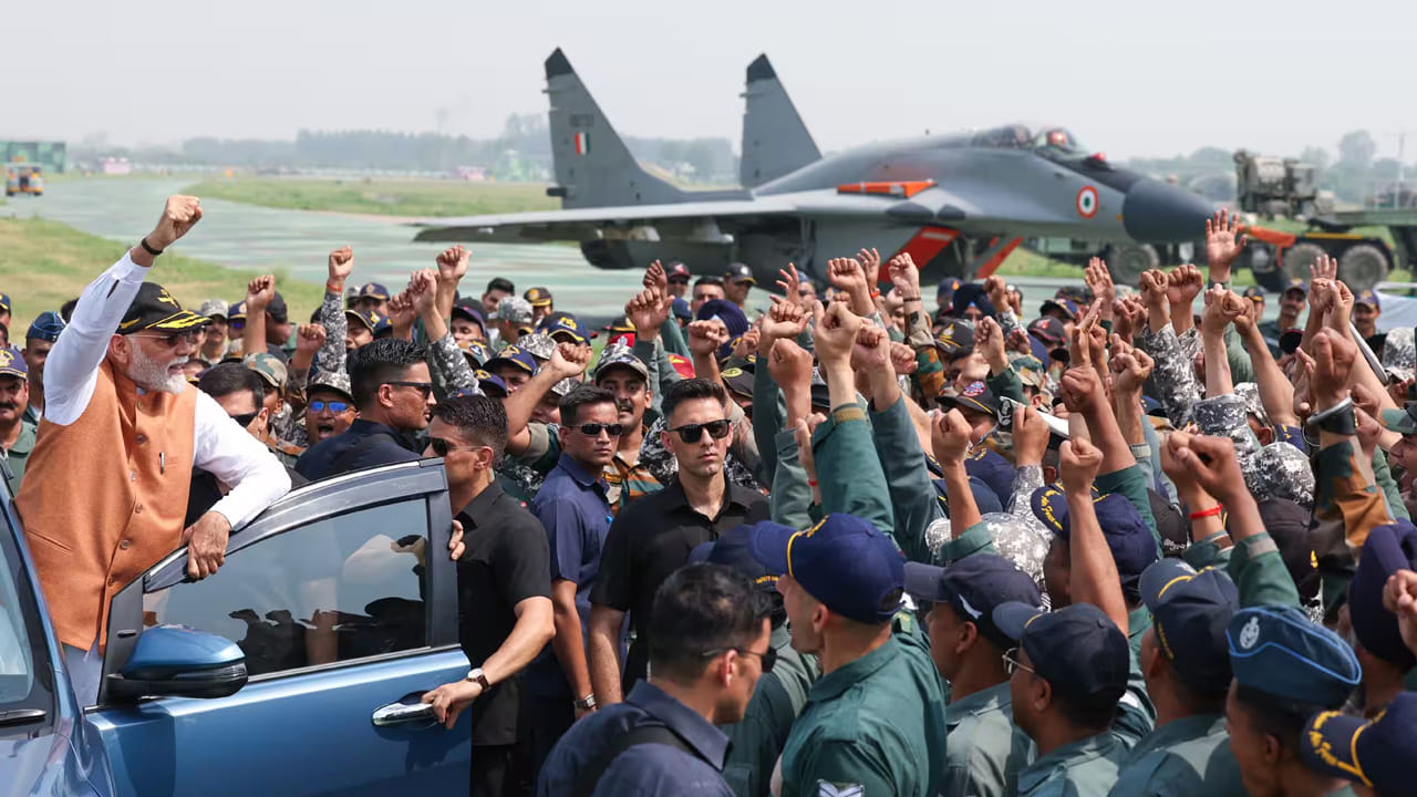 ఆపరేషన్ సిందూర్ విజయం తర్వాత, ప్రధాని మోదీ పంజాబ్‌లోని ఆదంపూర్ వైమానిక దళ స్థావరాన్ని సందర్శించారు.
