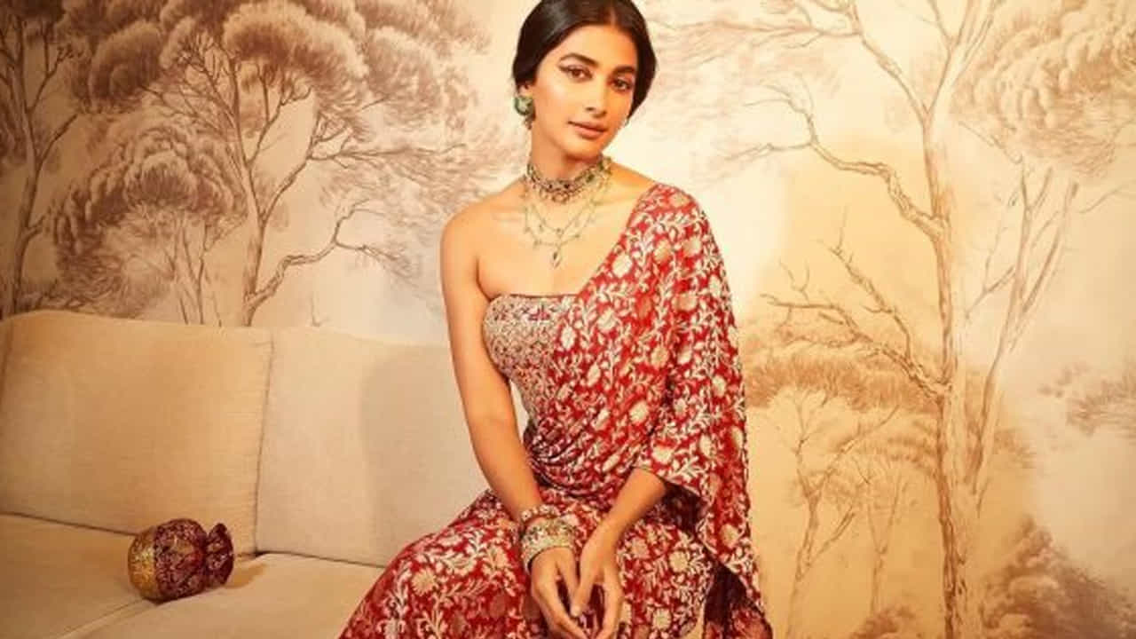 హీరోయిన్ పూజా హెగ్దే గురించి ఎంత చెప్పినా తక్కువే. ఈ అమ్మడు ఒకప్పుడు వరస సినిమాలు, స్పెషల్ సాంగ్స్తో సందడి చేసిన ఈ చిన్నది. ఈ మధ్య కాస్త సైలెంట్ అయ్యిందనే చెప్పాలి. గతంతో పోలిస్తే ప్రస్తుతం ముద్దుగుమ్మకు సినిమా అవకాశాలు చాలా వరకు తగ్గిపోయాయి. ప్రస్తుతం ఈ నటి కోలీవుడ్ హీరో విజయ్ దళపతి సరస జననాయగన్ మూవీలో నటిస్తుంది.