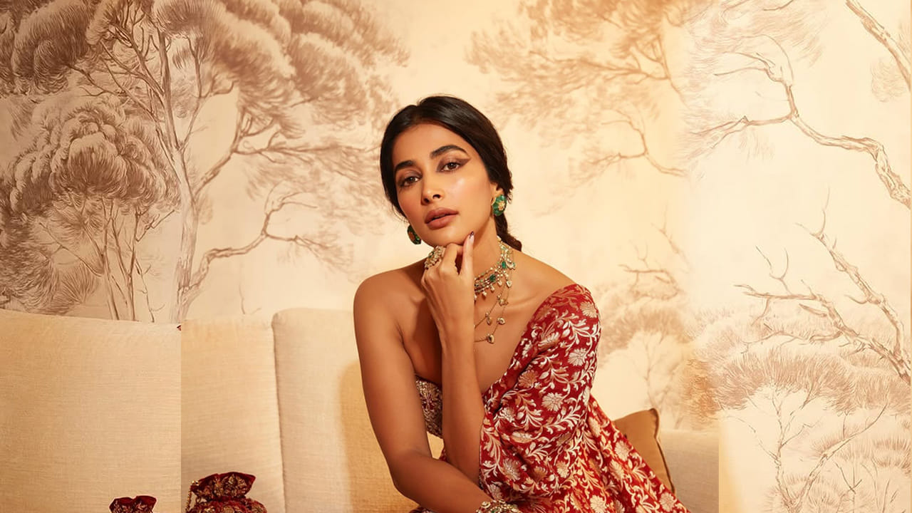 సంక్రాంతికి ఈ చిన్నది జననాయగన్ మూవీతో అభిమానులను పలకరించనుంది. దీంతో ఈ మూవీ ప్రమోషన్స్ లో పాల్గొ్న్న ముద్దుగుమ్మ రెడ్ కలర్ చీరలో మెరిసిపోయింది. అదరిపోయే లుక్‌లో తన క్యూట్ నెస్‌తో ప్రతి ఒక్కరినీ ఆకట్టుకుంది. ప్రస్తుతం దీనికి సంబంధించిన ఫొటోస్ నెట్టింట వైరల్ అవుతున్నాయి.