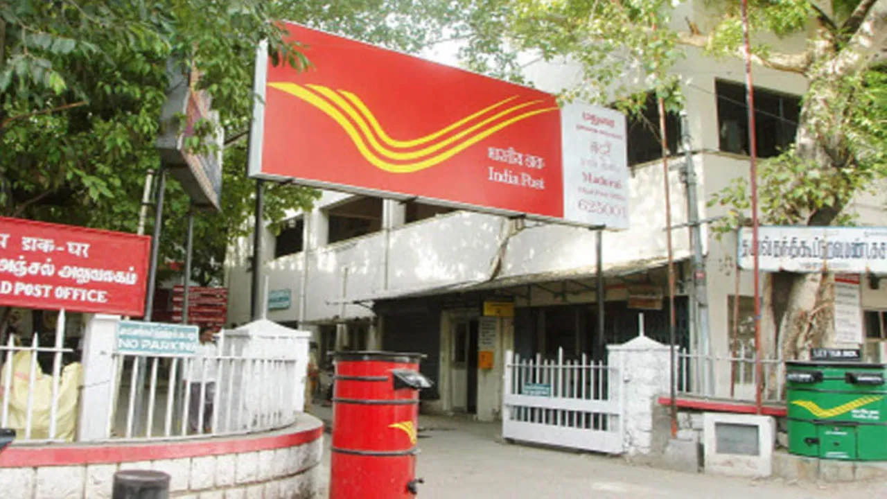 అసలుకు భరోసా: ఈ పథకం అతిపెద్ద ప్లస్ పాయింట్ ఏమిటంటే.. మీ అసలు సొమ్ము ఎక్కడికీ పోదు. MIS పథకానికి 5 ఏళ్ల మెచ్యూరిటీ పీరియడ్ ఉంటుంది. ఐదేళ్ల పాటు ప్రతి నెలా వడ్డీని పొందిన తర్వాత మీరు మొదట ఎంతైతే డిపాజిట్ చేశారో ఆ మొత్తం మీకు తిరిగి ఇచ్చేస్తారు. అంటే మీ పెట్టుబడి పూర్తిగా సురక్షితంగా ఉండటమే కాకుండా లాభాన్ని కూడా ఇస్తుంది.