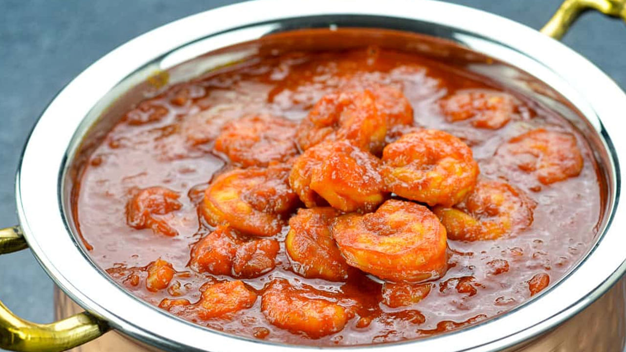 అన్నీ చల్లబడిన తర్వాత, మిక్సర్ జార్‌లో వేసి, నానబెట్టిన ఎండి మిరపకాయలు, కొబ్బరి ముక్కలు వేసి, కొద్దిగా నీళ్లు పోసి బాగా గ్రైండ్ చేసి పేస్ట్ లా చేయాలి. తరువాత స్టవ్ మీద పాన్ పెట్టి నూనె పోసి, అది వేడెక్కిన తర్వాత, కరివేపాకు, పచ్చిమిర్చి ముక్కలు వేసి వేయించాలి. తరువాత తరిగిన ఉల్లిపాయ వేసి మీడియం మంట మీద అవి పూర్తిగా బంగారు రంగులోకి మారేంతవరకు బాగా వేయిస్తూ ఉండాలి. 