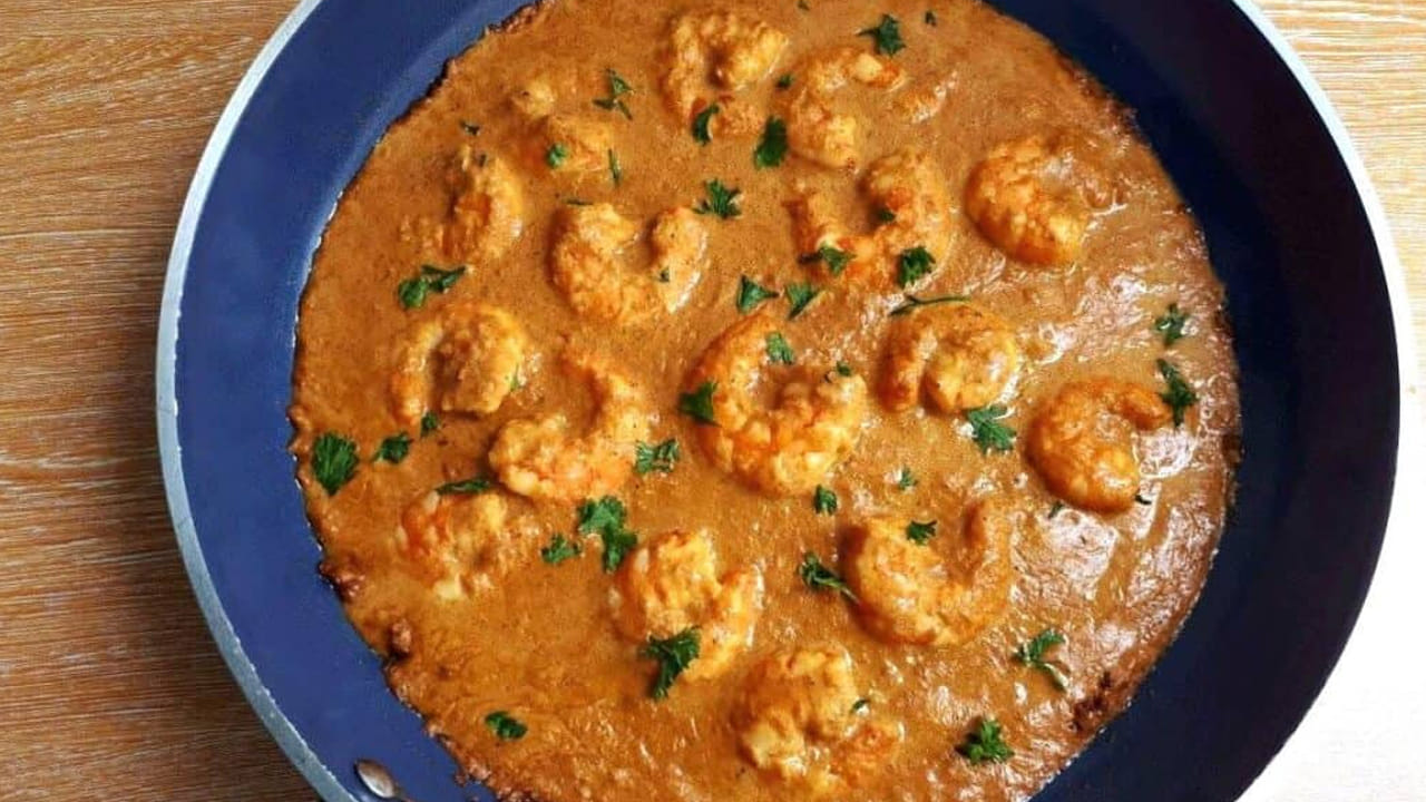 తర్వాత శుభ్రం చేసిన రొయ్యలను వేసి, అవసరమైనంత ఉప్పు వేసి, మీడియం మంట మీద మూడు నిమిషాలు ఉడికించాలి. తరువాత కావలసినంత నీళ్లు పోసి, కలిపి, మూతపెట్టి 10 నిమిషాలు ఉడికించాలి, మీ రుచికరమైన 'రొయ్యల గ్రేవీ' సిద్ధంగా ఉంది. ఇది మీరు రైస్, రోటి, బిర్యానీ వాటితో తినొచ్చు.