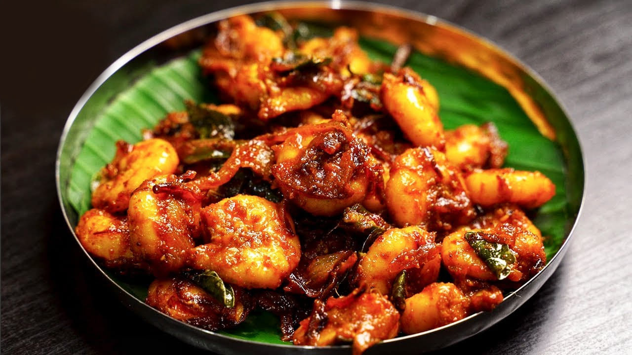 ముందుగా స్టవ్ ఆన్ చేసుకొని.. దాని మీద పాన్ పెట్టుకోండి. తర్వాత అందులో నూనె వేసి మీడియం మంట మీద వేడెక్కనివ్వండి.  నూనె వేడెక్కిన తర్వాత ఆవాలు, జీలకర్ర వేసి రంగు మారేంతవరకు వాటిని బాగా వేయించుకోవాలి. అందులోనే తరిగిన ఉల్లిపాయలు వేసి పారదర్శకంగా వేయించాలి. తరువాత, తరిగిన వెల్లుల్లి వేసి మరో నిమిషం వేయించాలి.