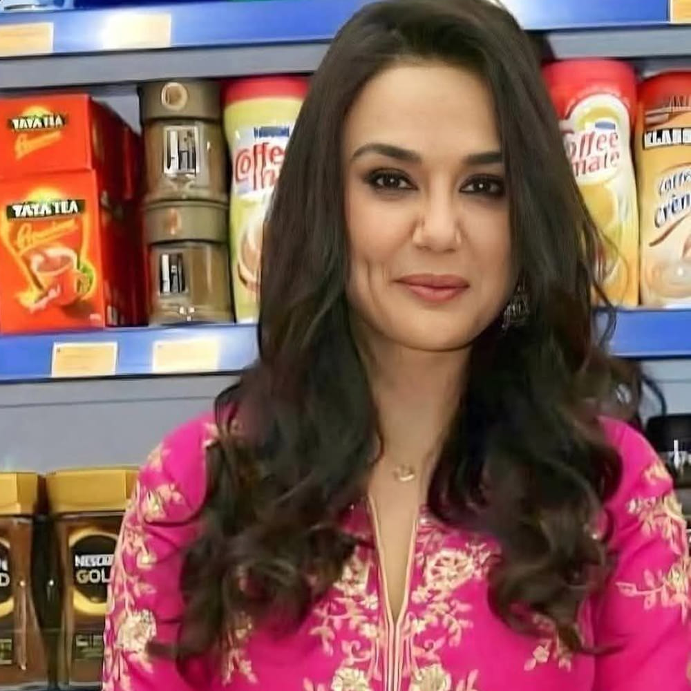 తెలుగులోనూ ప్రేమంటే ఇదేరా, రాజ కుమారుడు సినిమాల్లోనూ నటించింది. సినిమా కెరీర్ పీక్స్ ఉండగానే 2016 లో వివాహం చేసుకుంది ప్రీతి. అయితే వివాహానికి ఏడు సంవత్సరాల ముందే ఆమె 34 మంది పిల్లలకు అమ్మయ్యింది.